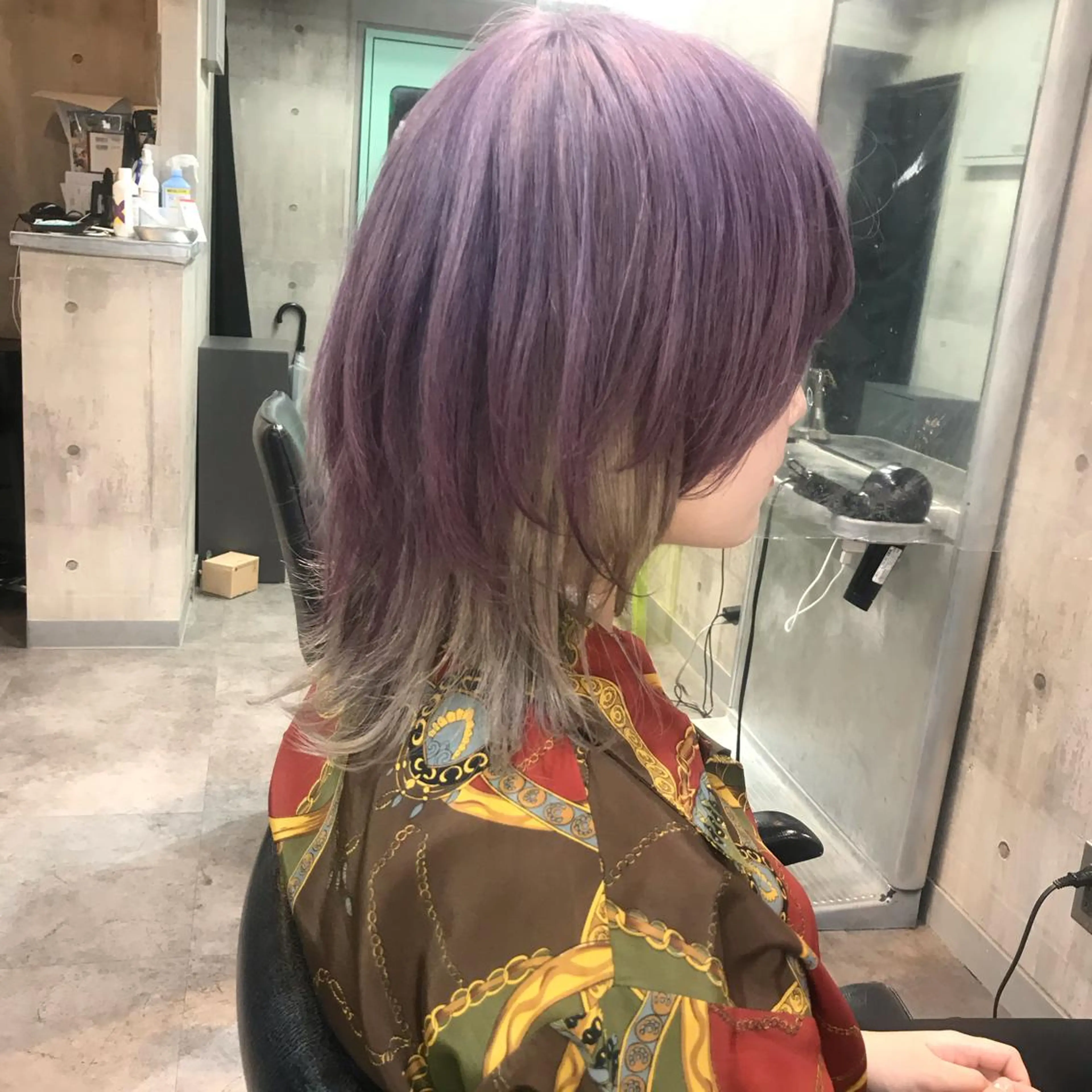 ミディアム カラー ベージュカラー ラベンダーカラー ミルクティーベージュ ウルフカット カット ヘアカラー ホワイト&レイヤーカ ットエクステ長畠俊輔のヘアスタイル