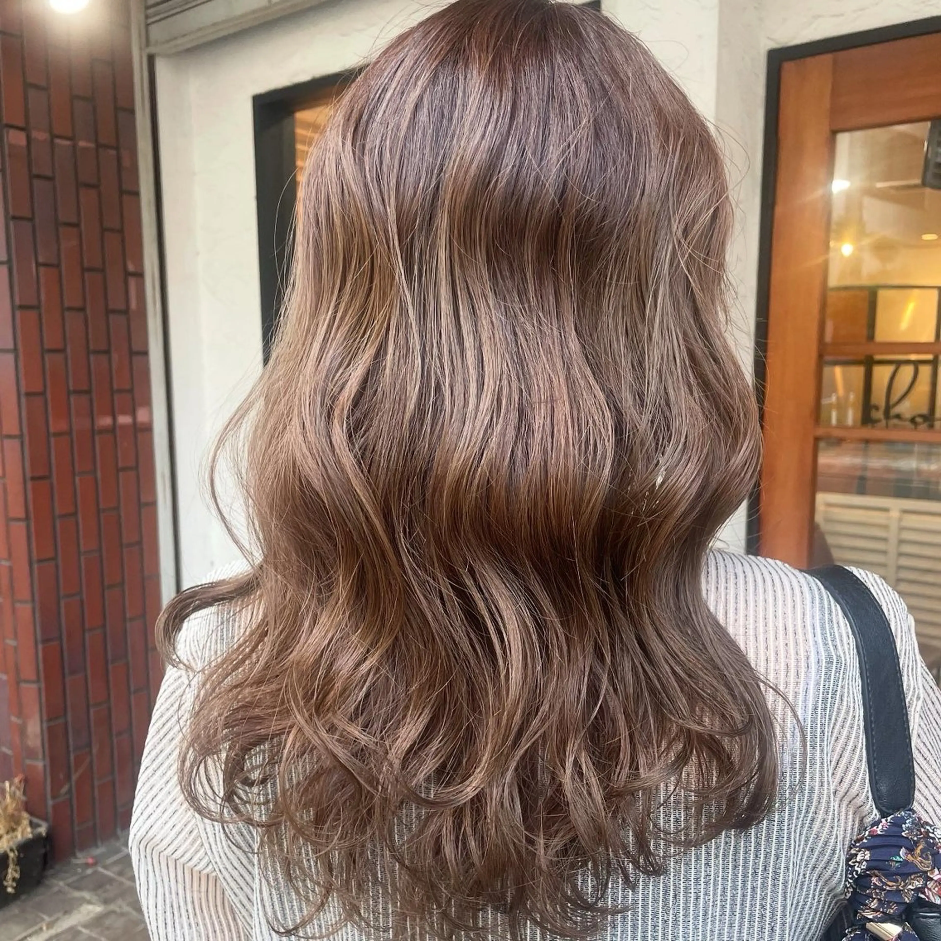 ロング カラー ベージュカラー カット ヘアカラー トリートメント 立川・くびれミディ 旬なデザインカラーのヘアスタイル