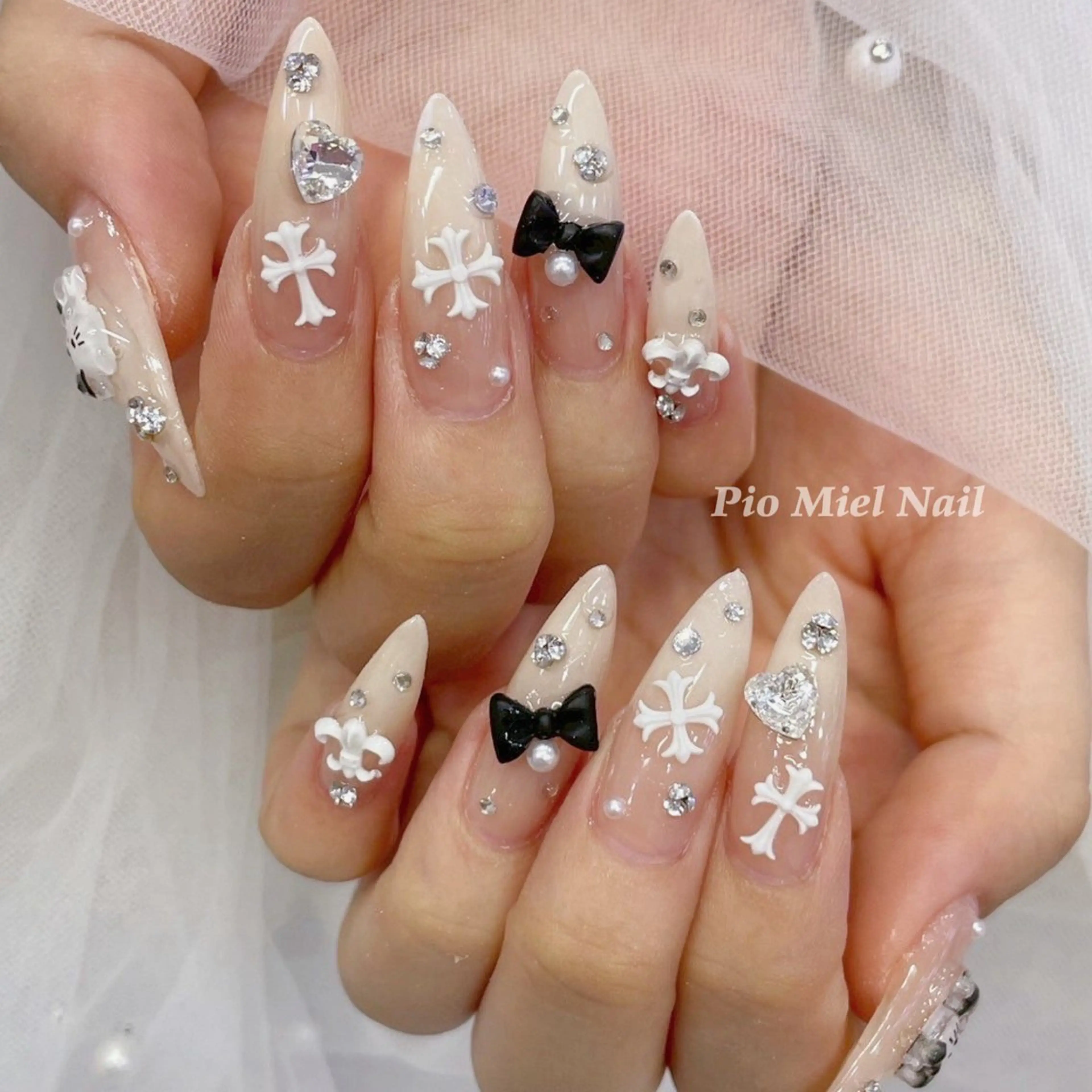 ネイル グラデーション リボン ワンホンネイル ホワイト 冬ネイル ハンドネイル HANA 長さだしのネイルデザイン