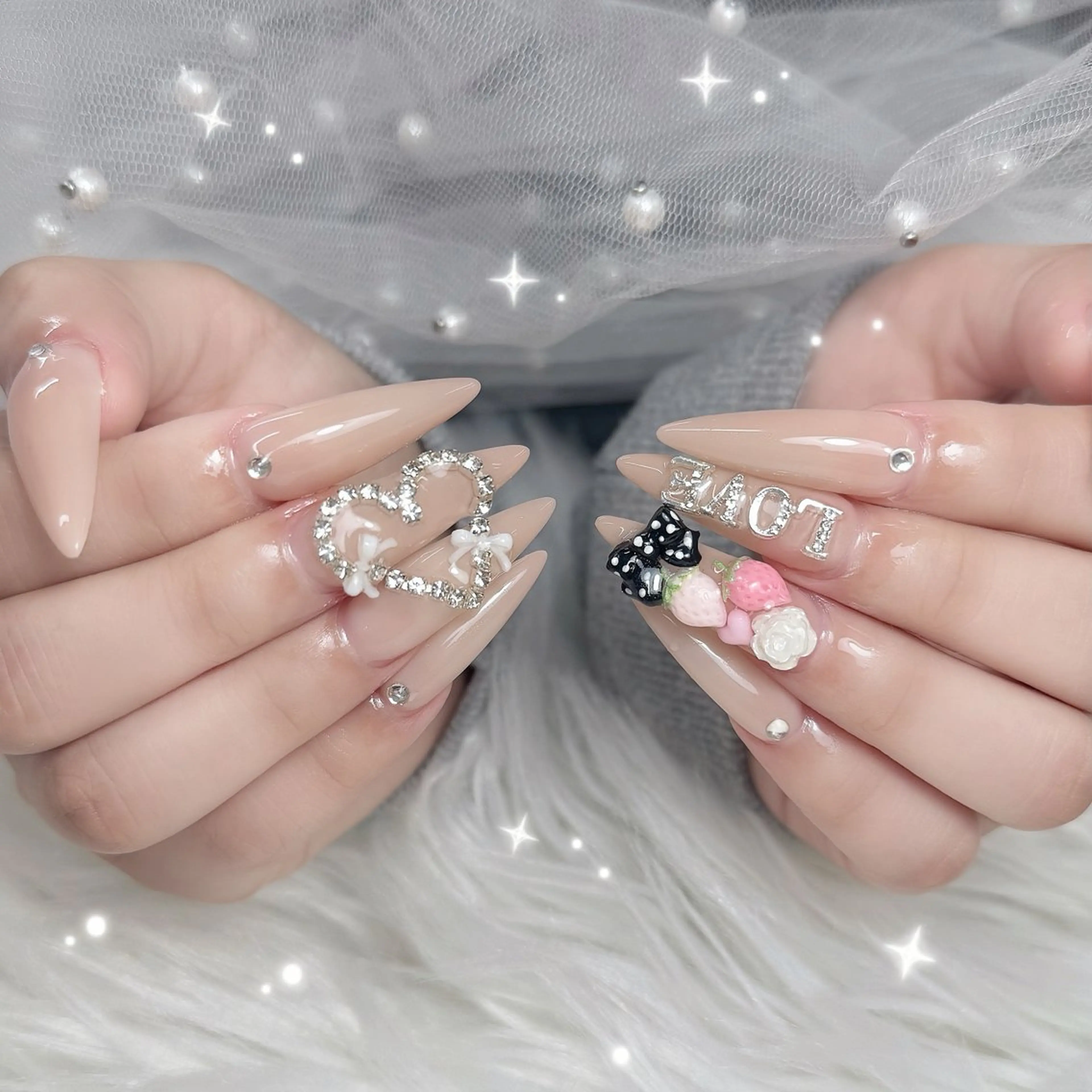 ネイル ガーリー ゴージャス キラキラネイル ロングネイル ハンドネイル ハンドケア 🌸Hana 🌸のネイルデザイン
