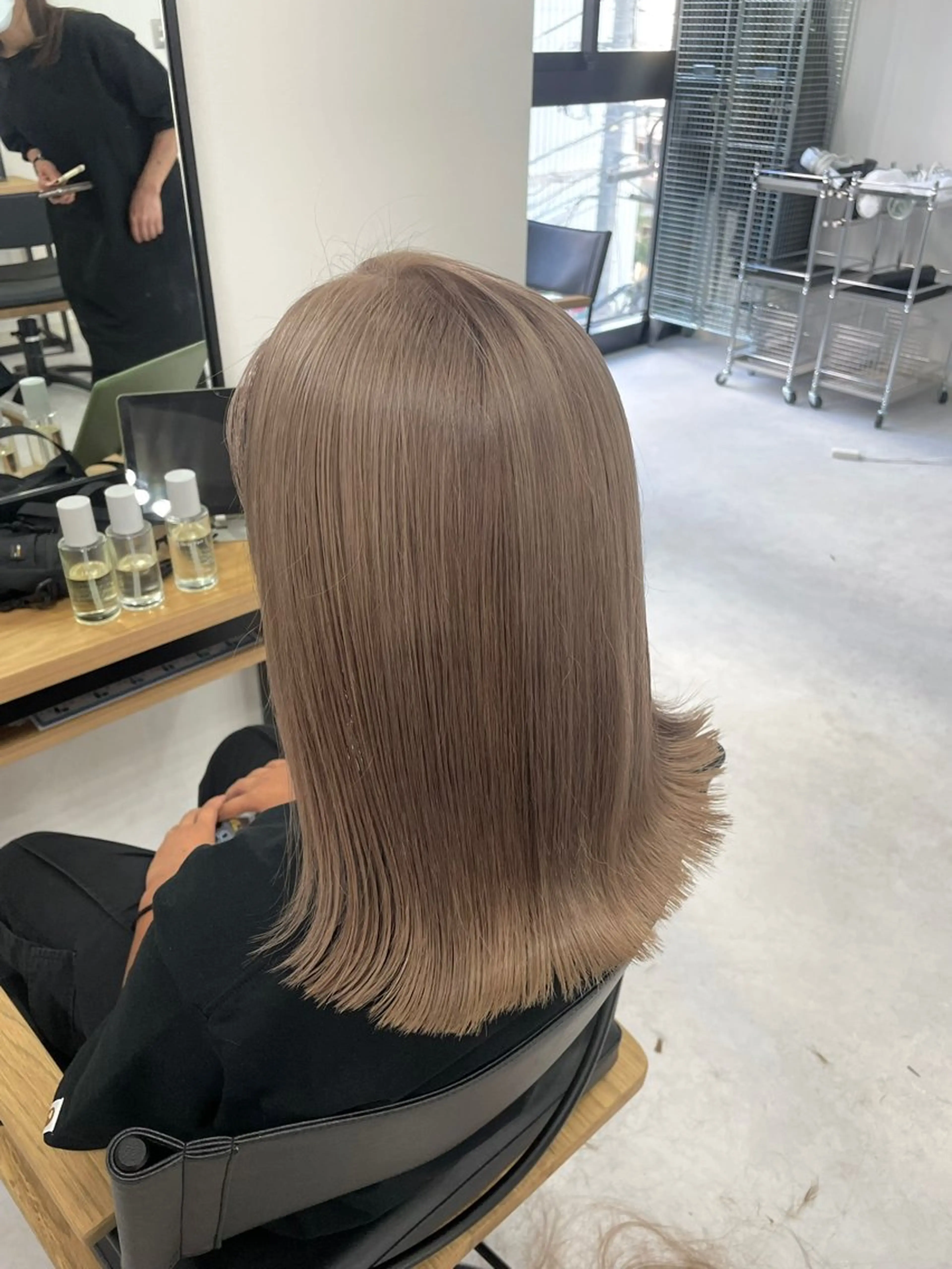 ミディアム Mina/岡山/矯正 ブリーチ/レイヤーのヘアスタイル