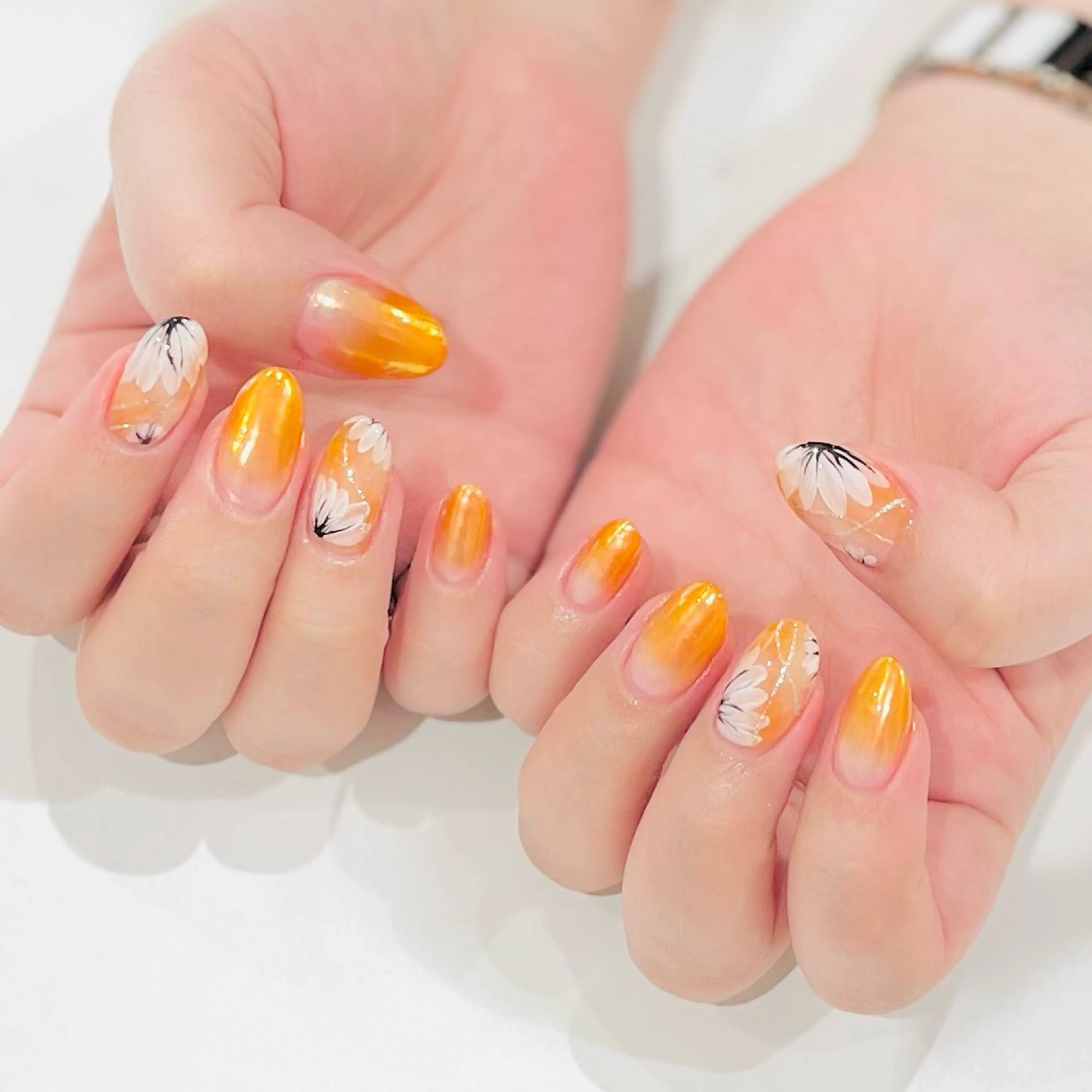 ネイル フラワーネイル グラデーション ミラーネイル オレンジ ハンドネイル nail salon Luciaのネイルデザイン