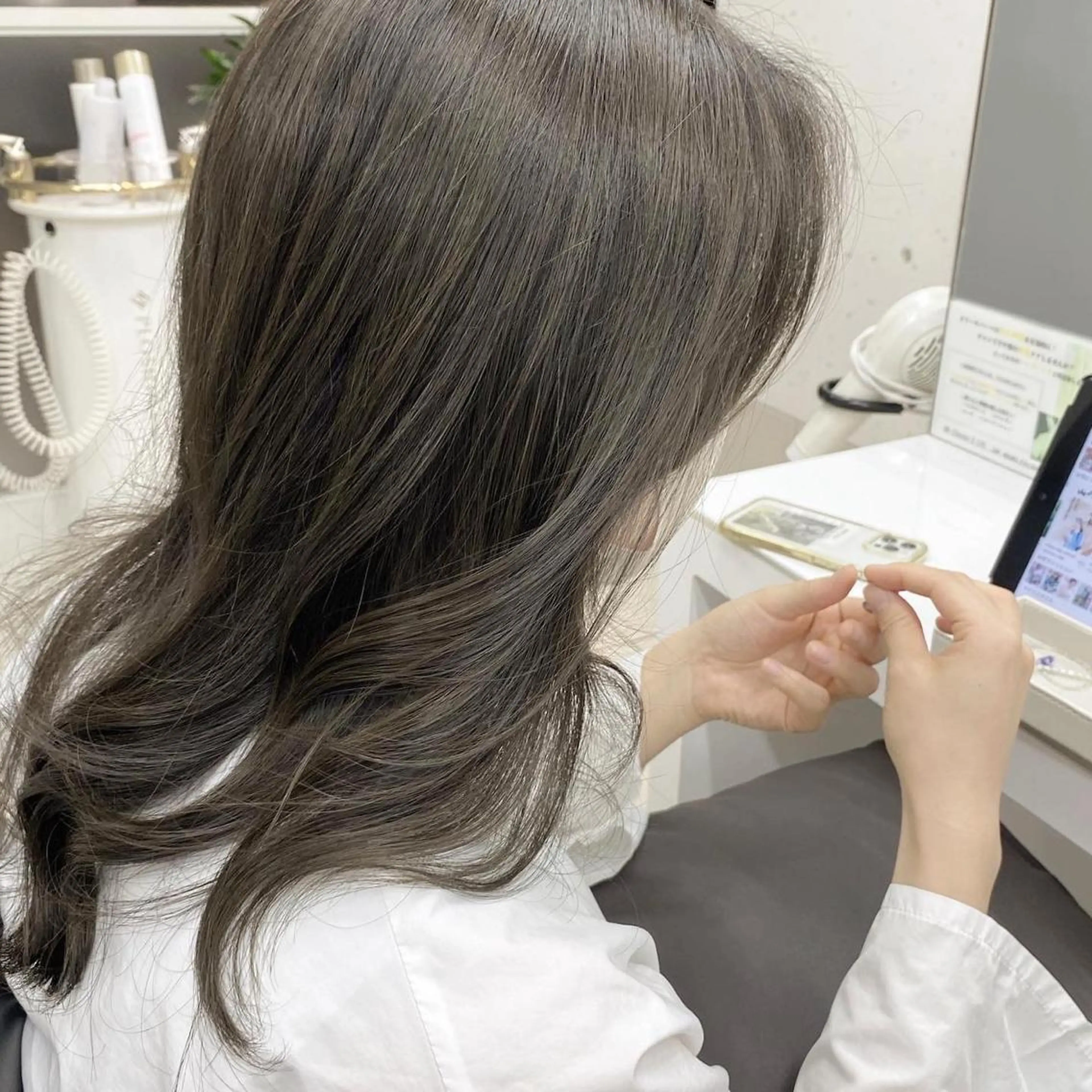 ロング カラー 透明感カラー グレージュ モカグレージュ レイヤーカット 星野 菜月のヘアスタイル