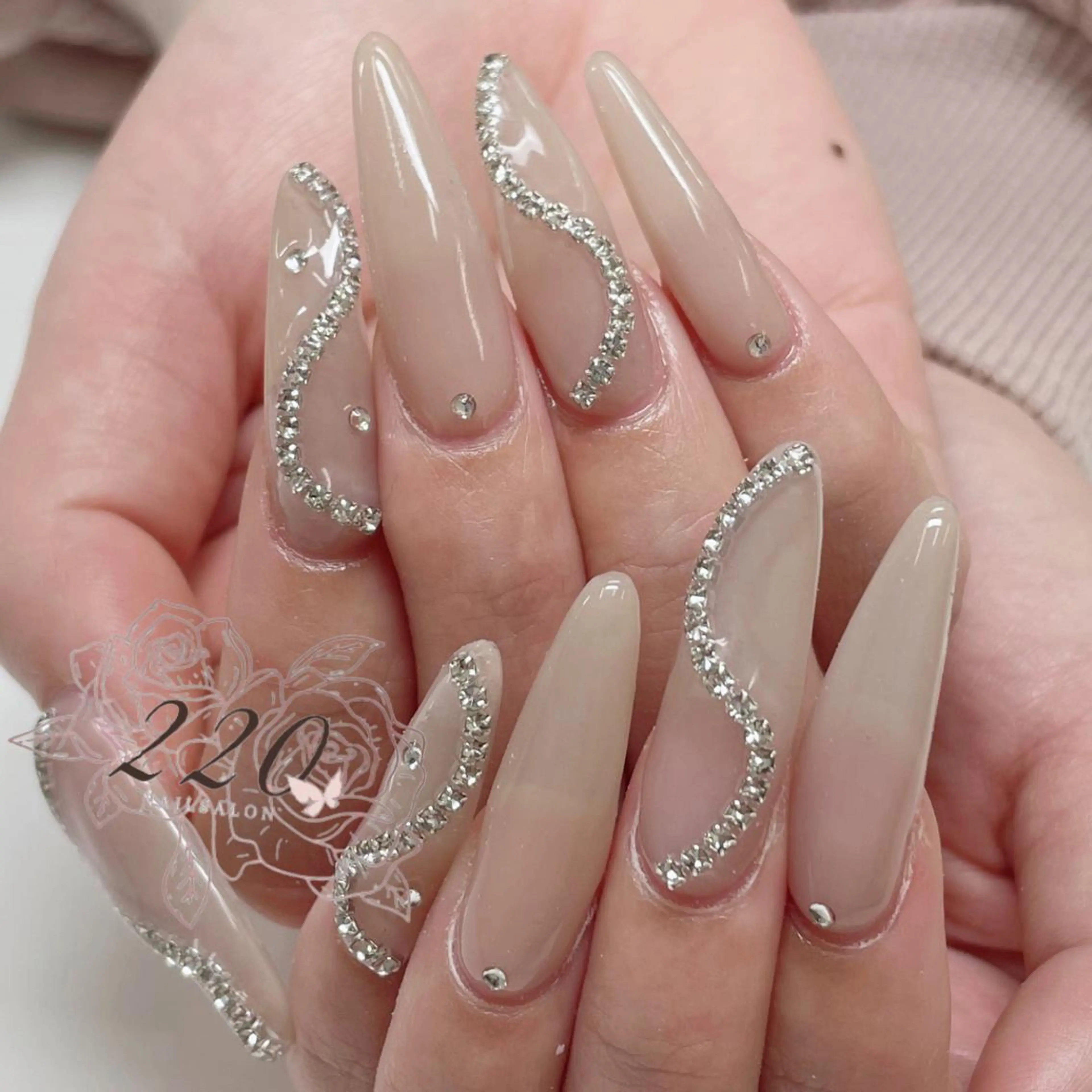 ロング ネイル シンプルネイル nailsalon 220momokaのネイルデザイン