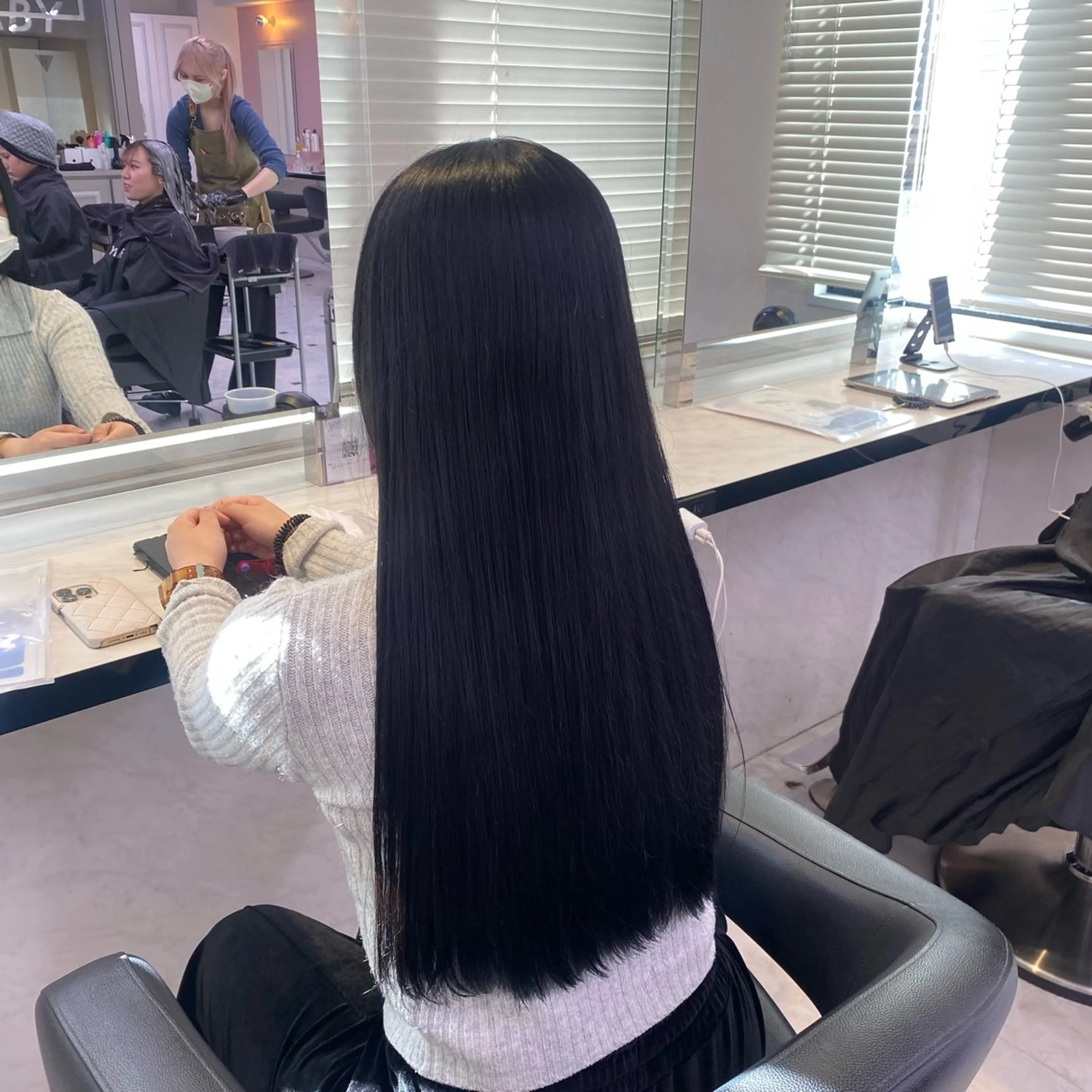 ロング カラー 黒髪 ブルーカラー ブルーブラック 韓国風ヘア ヘアカラー トリートメント ヘッドスパ ヘアセット 透明感ベージュカラー 🪞上野🪞AIのヘアスタイル
