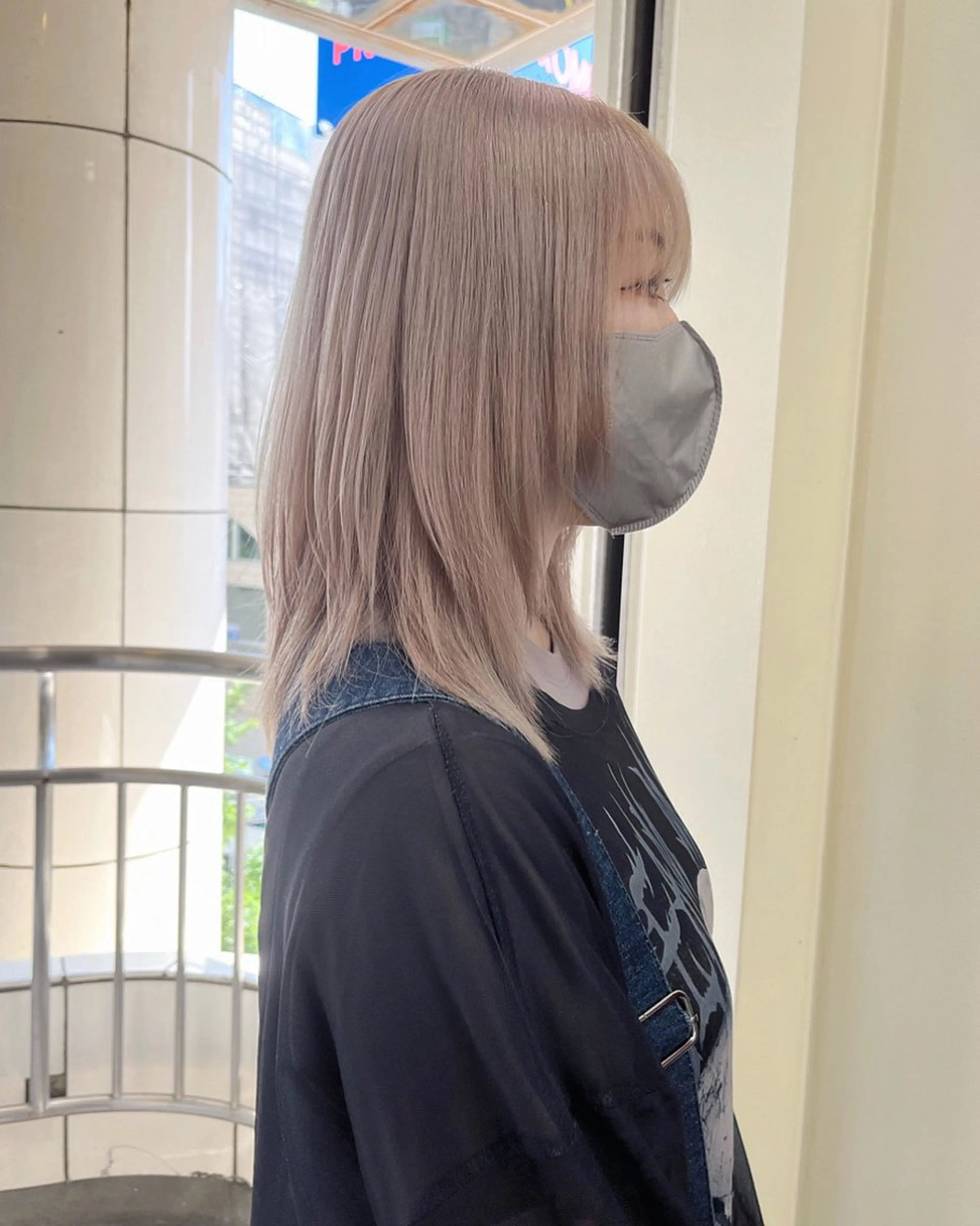 セミロング カラー ベージュカラー ホワイトベージュ ウルフカット カット ヘアカラー トリートメント SALOWIN町田所属・ハイトーン🦢 Natsumiのヘアスタイル