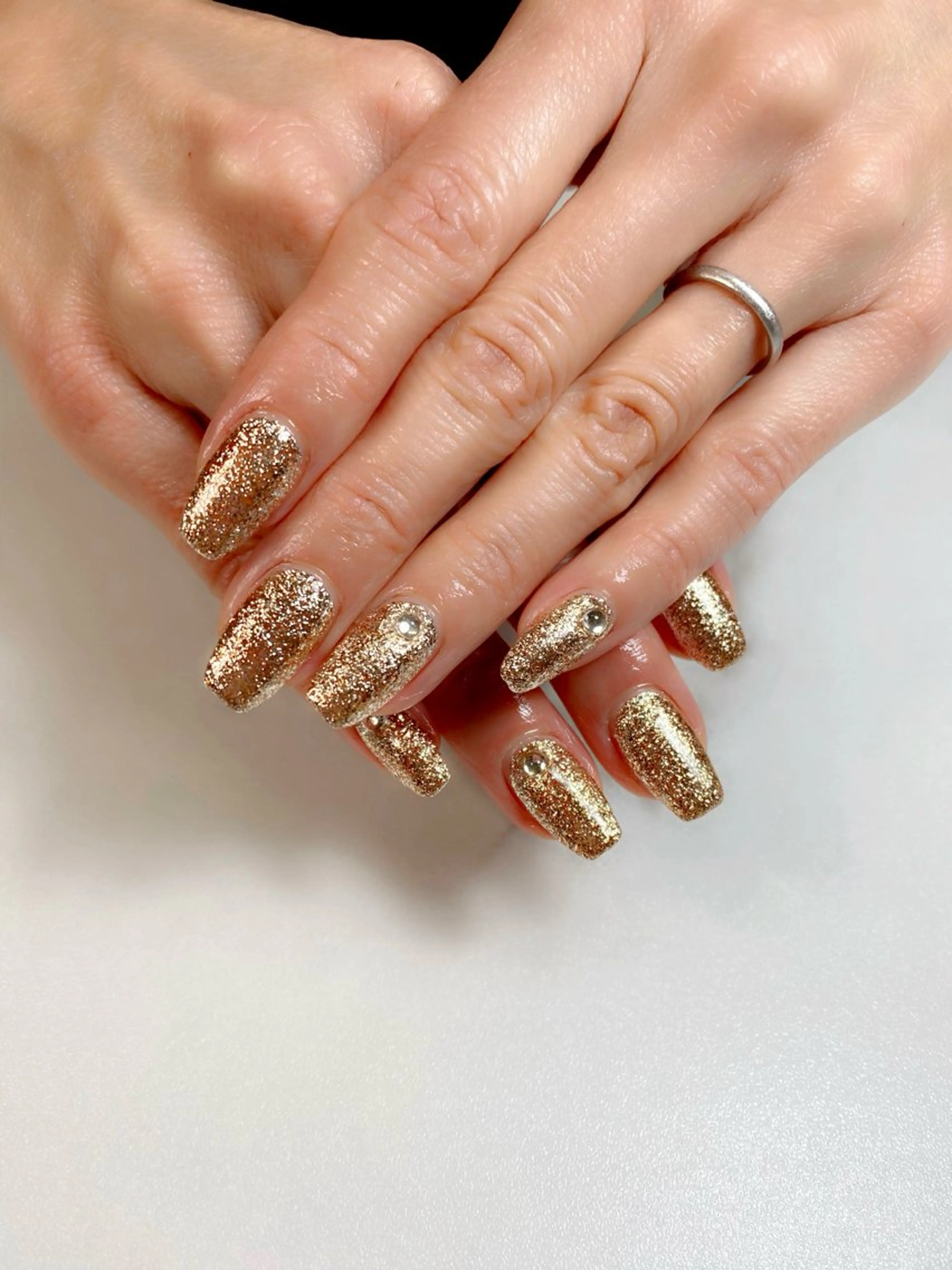 ネイル ゴールド キラキラネイル ラメ(グリッター) ワンカラーネイル 冬ネイル ハンドネイル iro+ nailのネイルデザイン