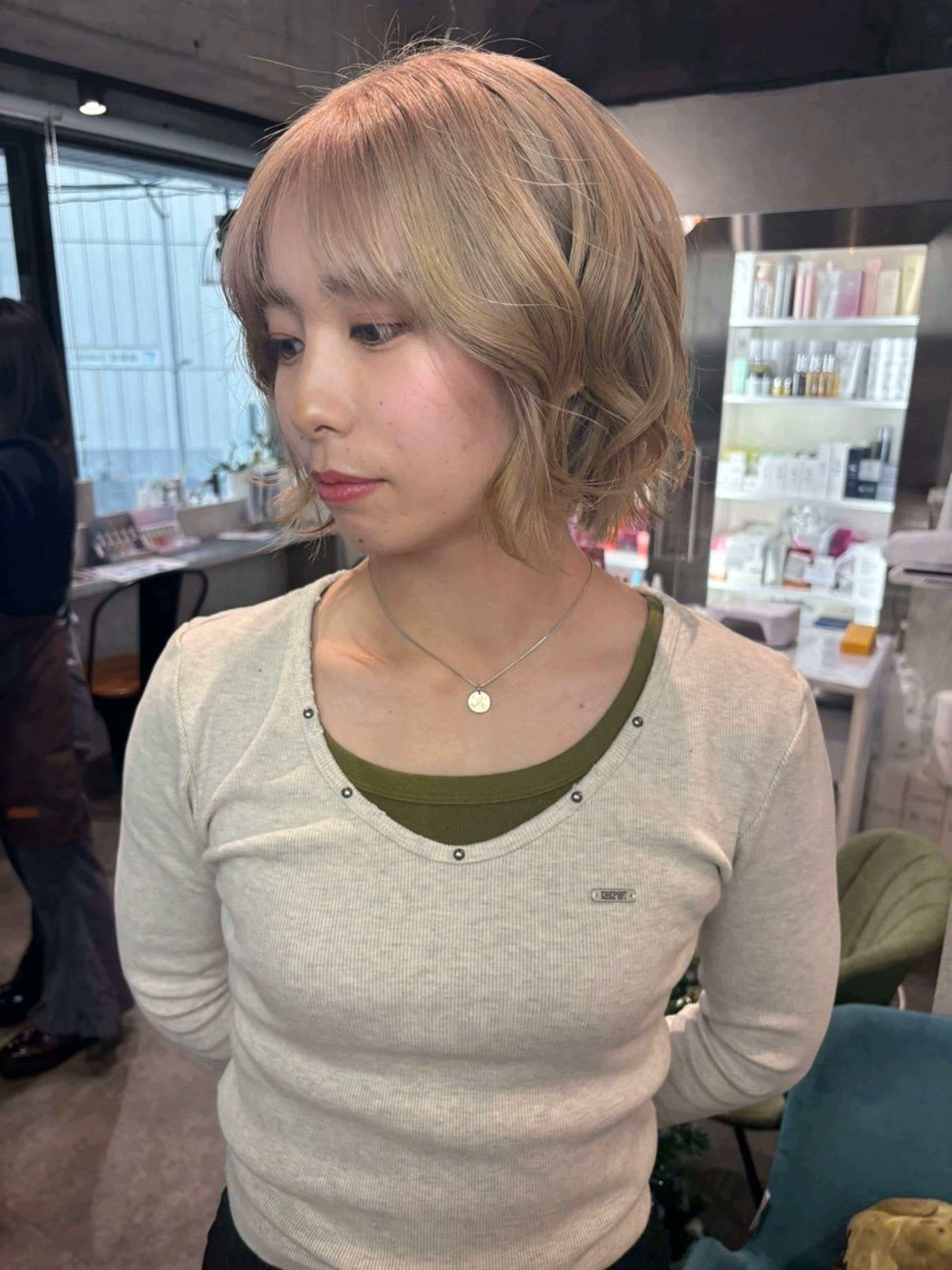 ミディアム カラー ヘアアレンジ 切りっぱなしボブ ブリーチ ダブルカラー イヤリングカラー ハイライトカラー ヘアカラー iona/ハイトーン /ネイルのネイルデザイン