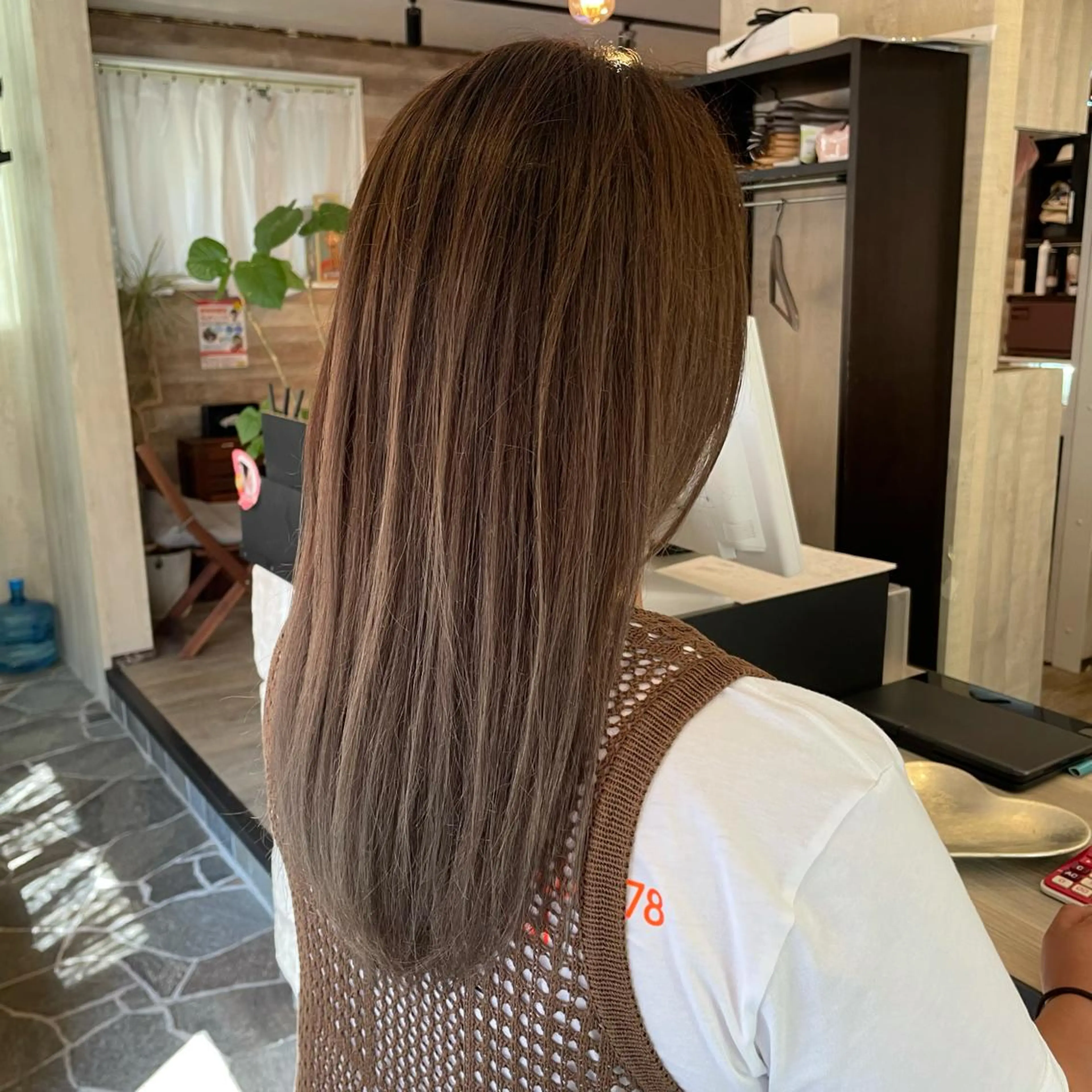 セミロング カラー バレイヤージュ ブリーチ レイヤーカット 上原 麻彩のマツエク・マツパデザイン