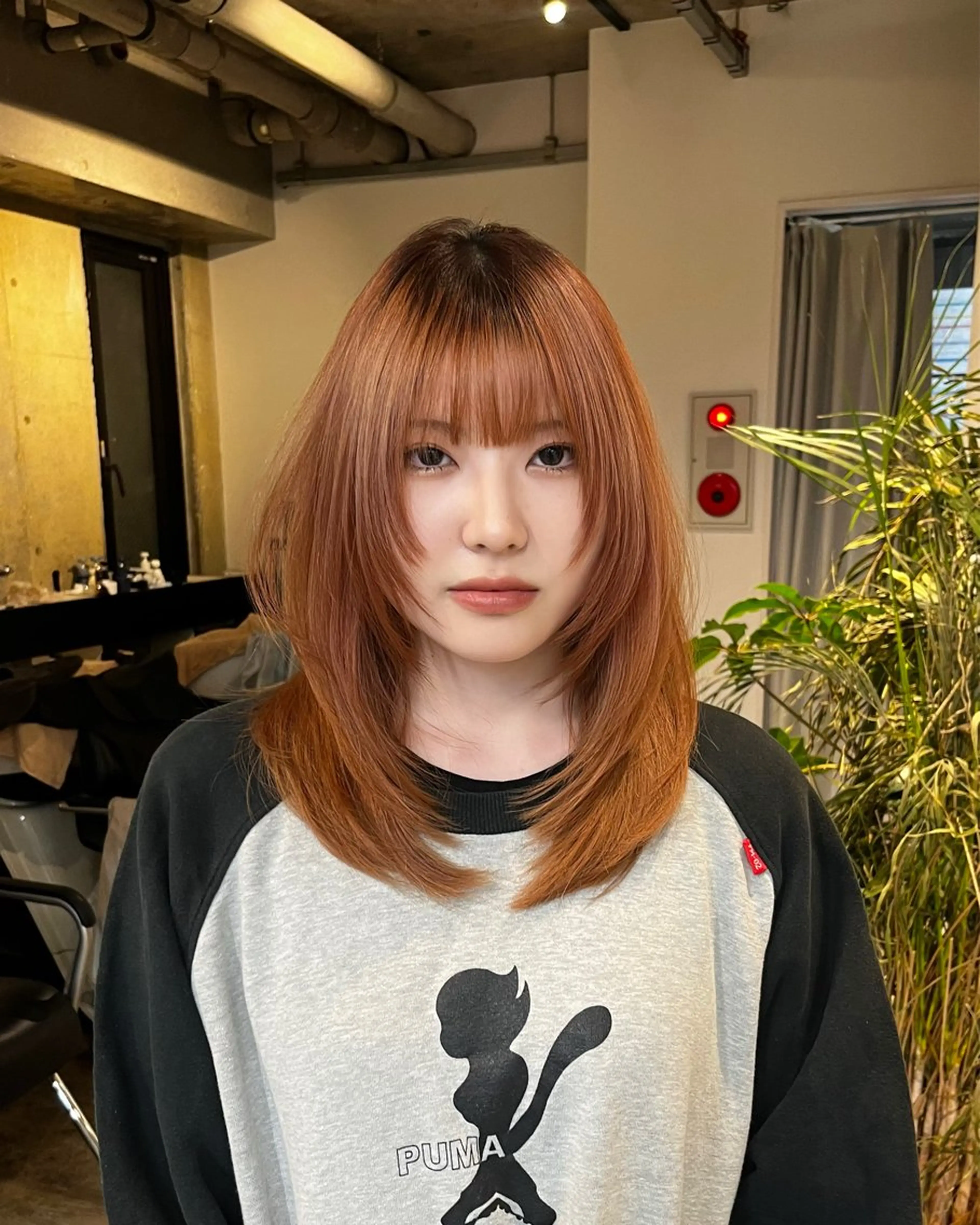 ミディアム ウルフ/レイヤー/ ブリーチカラーのヘアスタイル