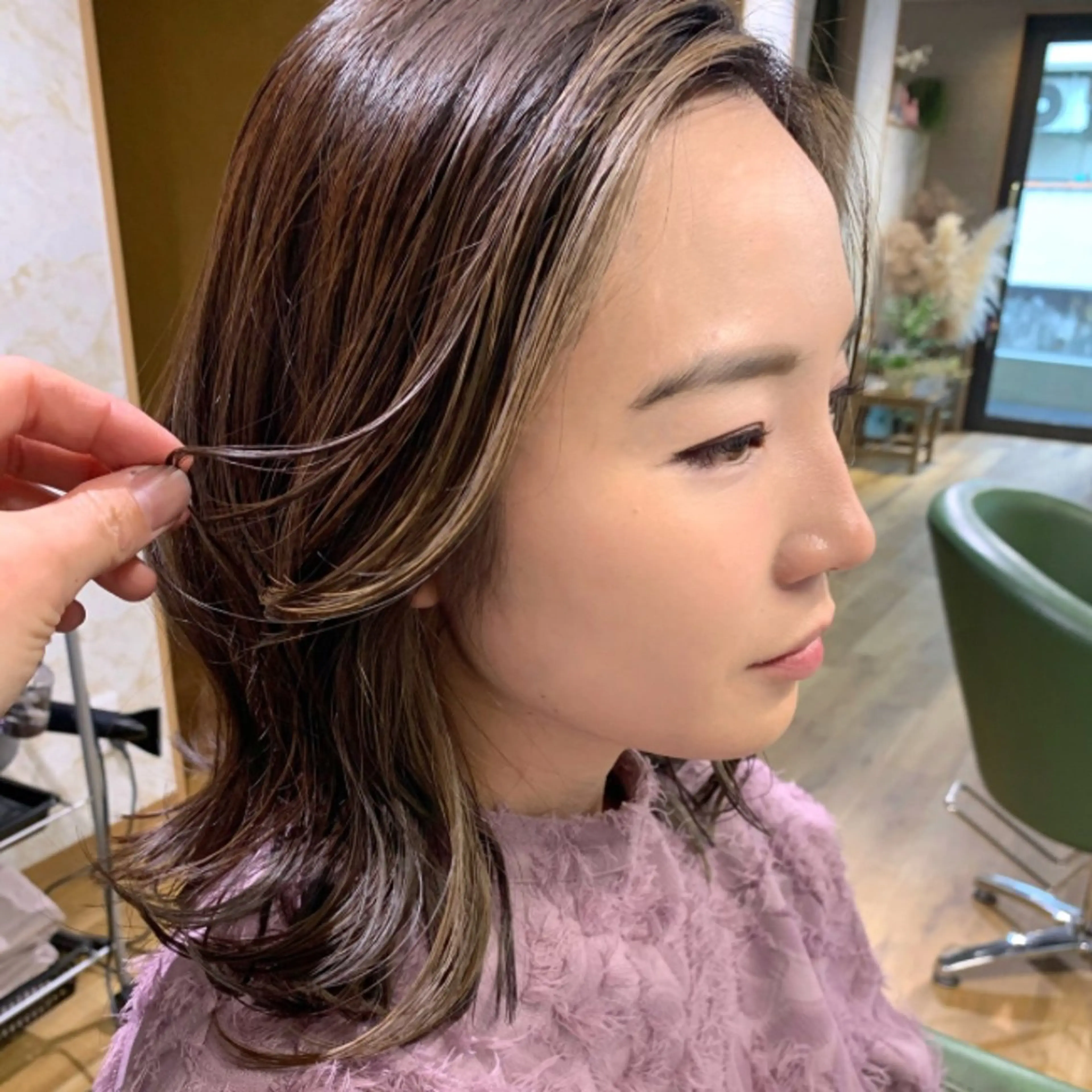 セミロング カラー ブリーチ 透明感カラー ハイライトカラー 顔周りカット ハイライト Unique ユニークのヘアスタイル