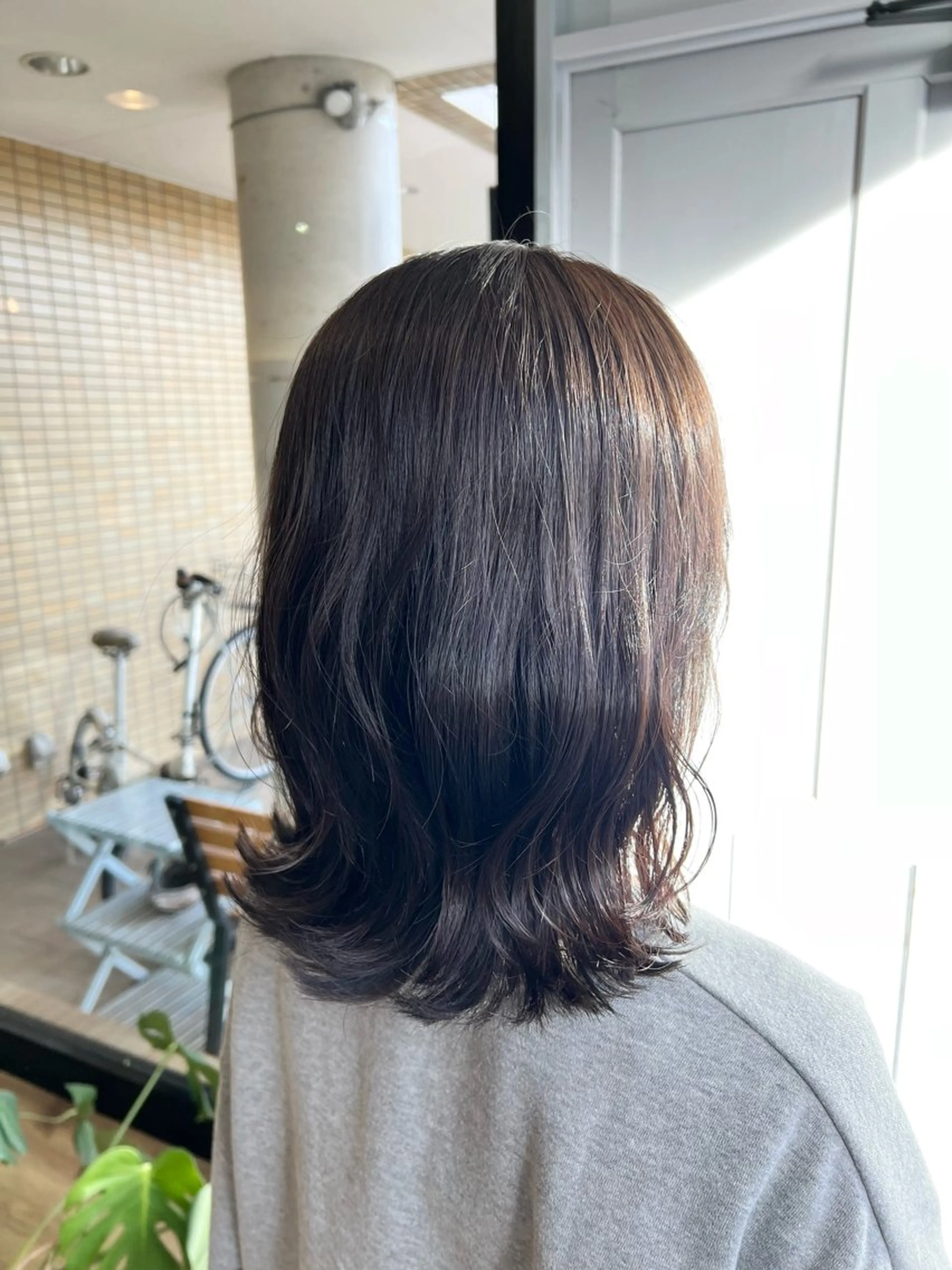 ミディアム カラー アッシュ オリーブアッシュ ヘアカラー トリートメント ツキダテ ユイのヘアスタイル