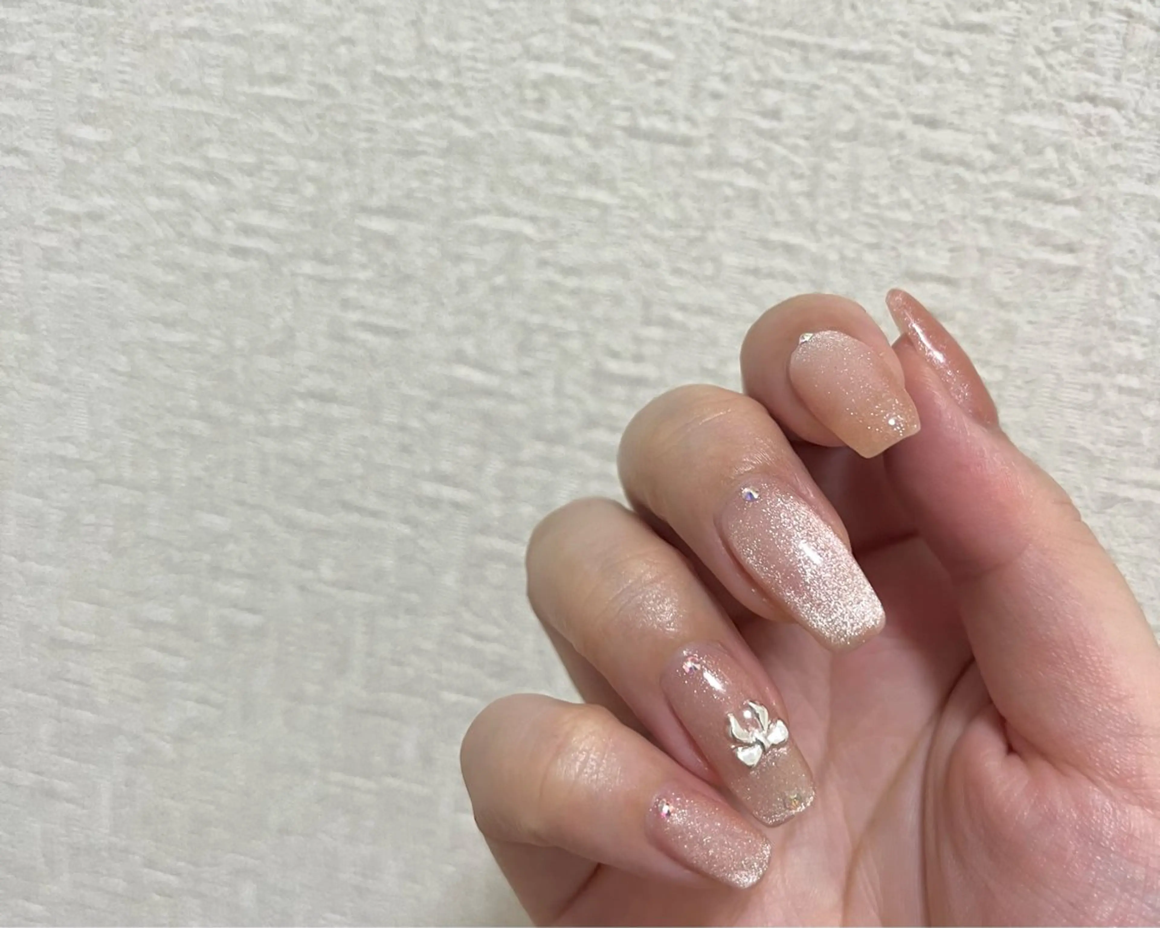 ネイル マグネットネイル ピンク ピンクベージュ ストーンネイル ハンドネイル 友田 晴香のネイルデザイン