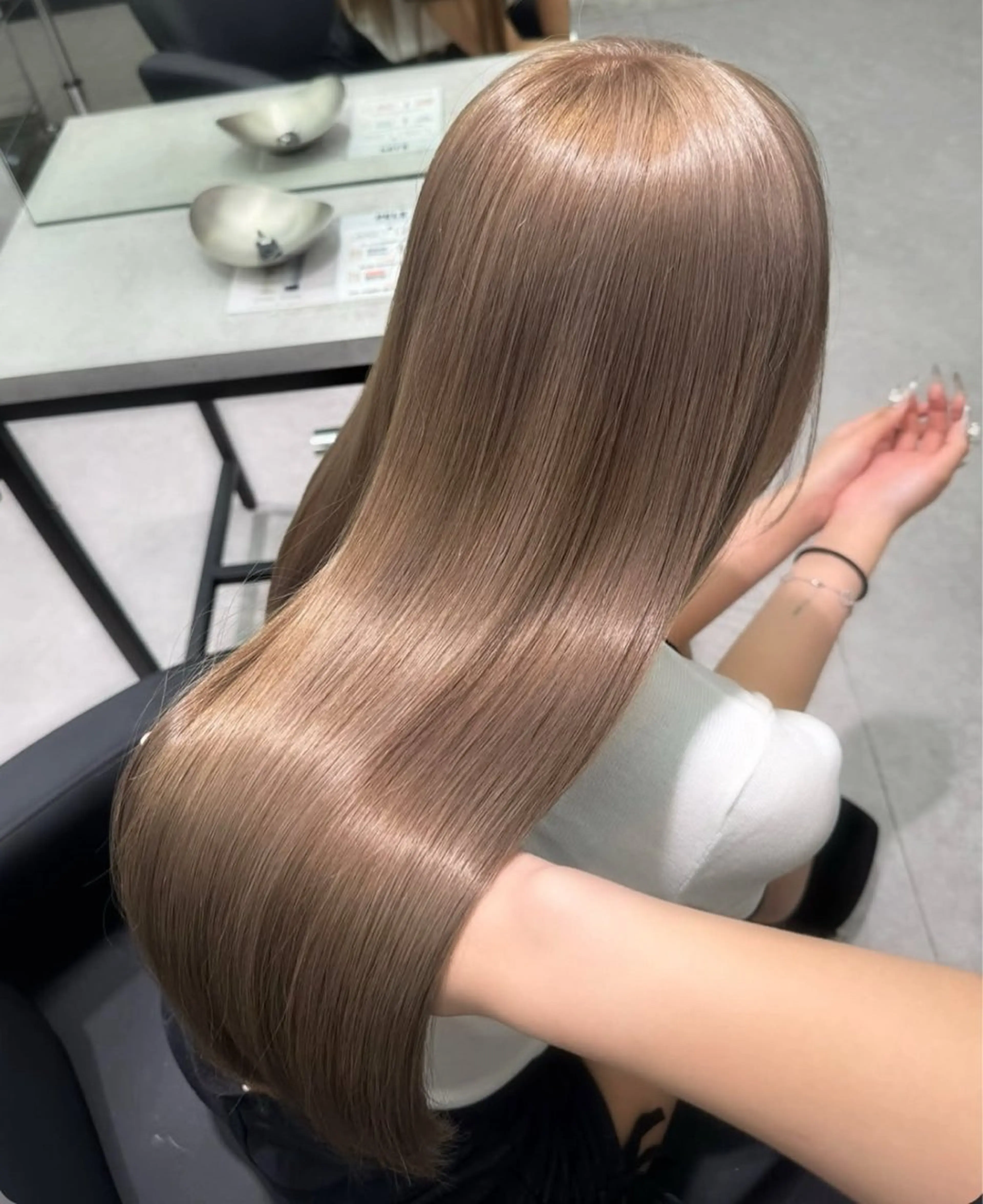 ロング カラー ベージュカラー ブリーチ ミルクティーベージュ パーマモデル募集中 アオリのヘアスタイル