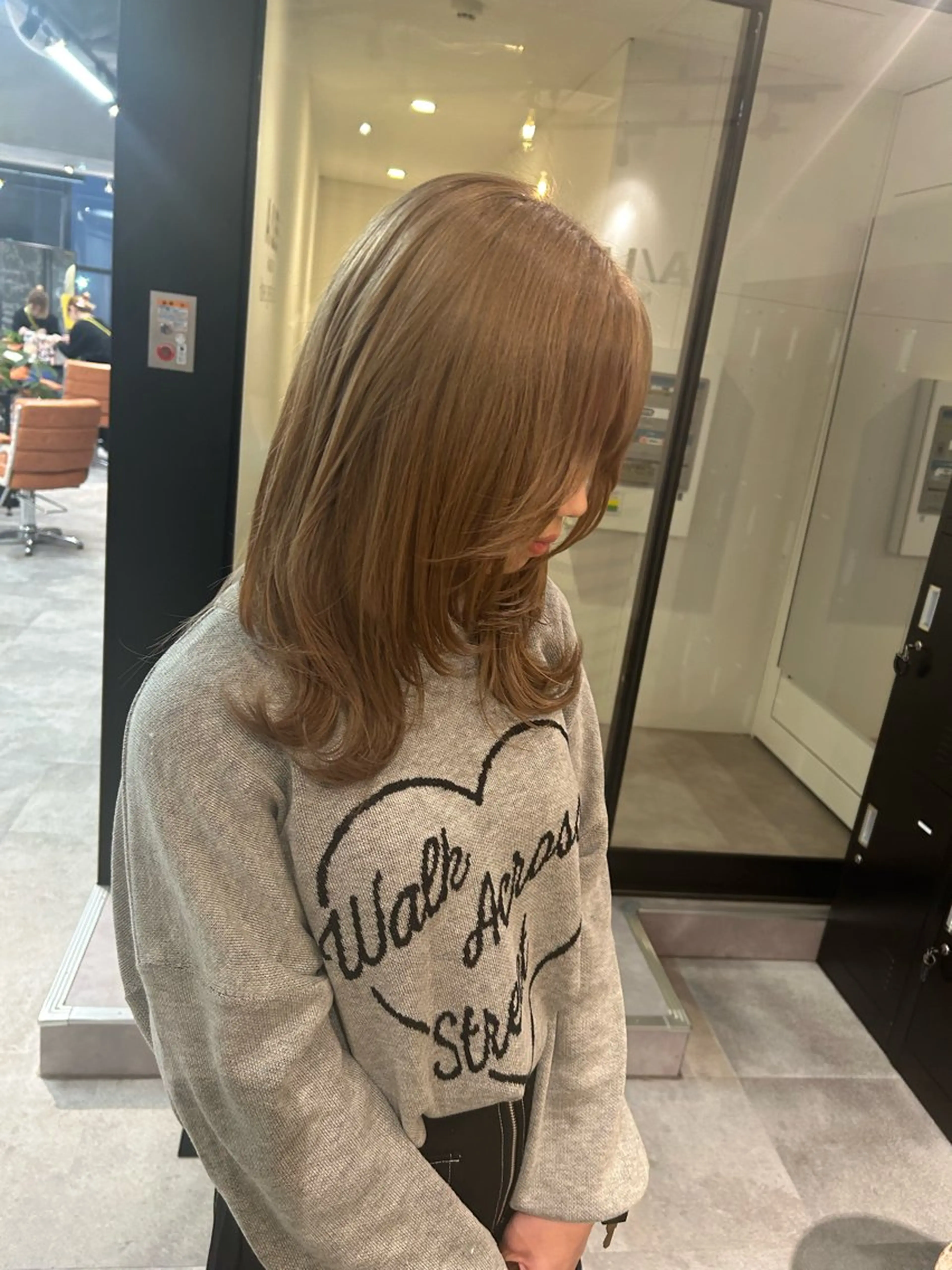 ミディアム カラー ベージュカラー ミルクティーベージュ レイヤーカット ヘアカラー トリートメント ウルフカット レイヤーカット上柿のヘアスタイル