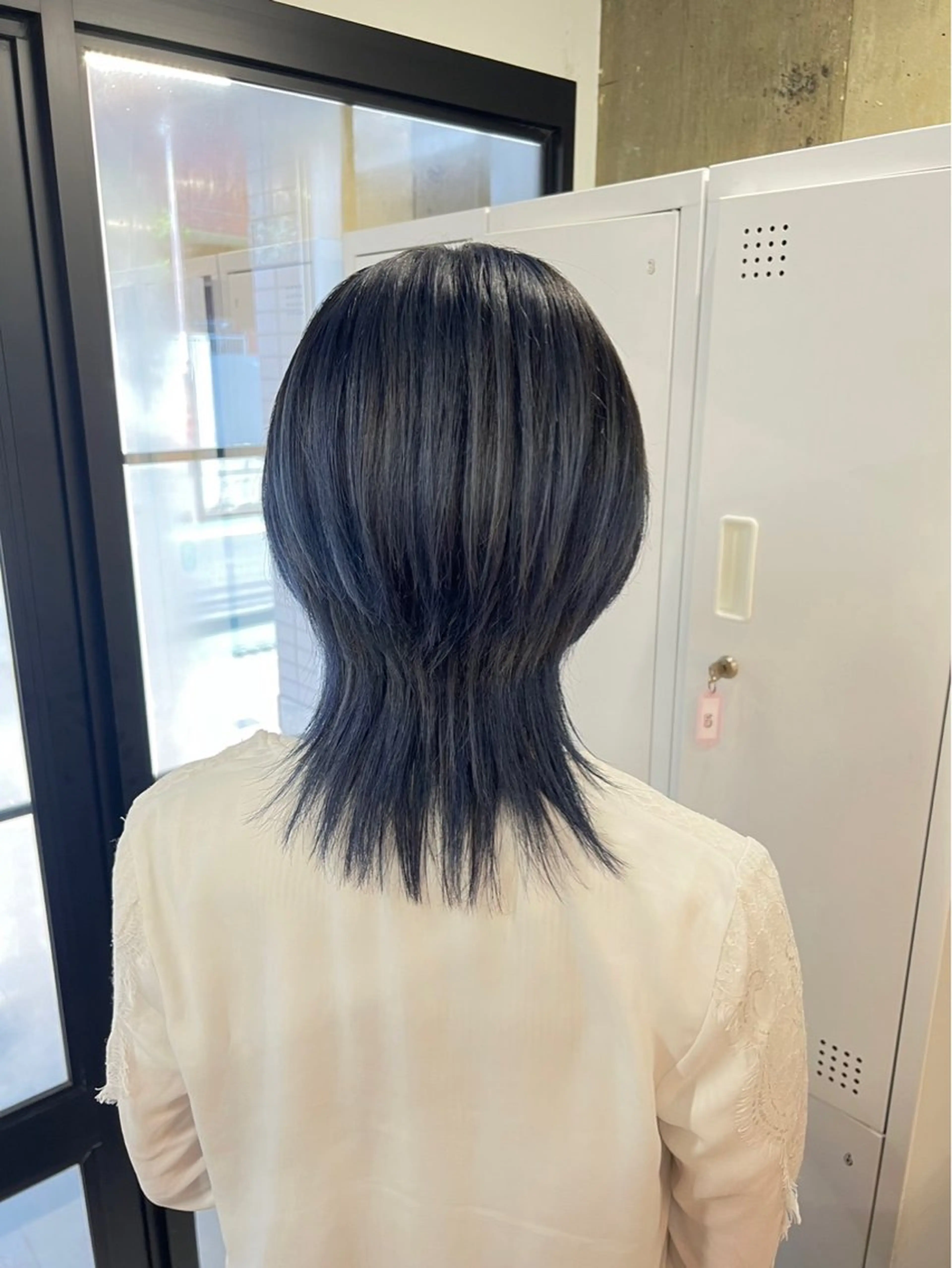 ミディアム カラー ハイライトカラー ネイビーカラー ハイライト 五屋 美咲のヘアスタイル