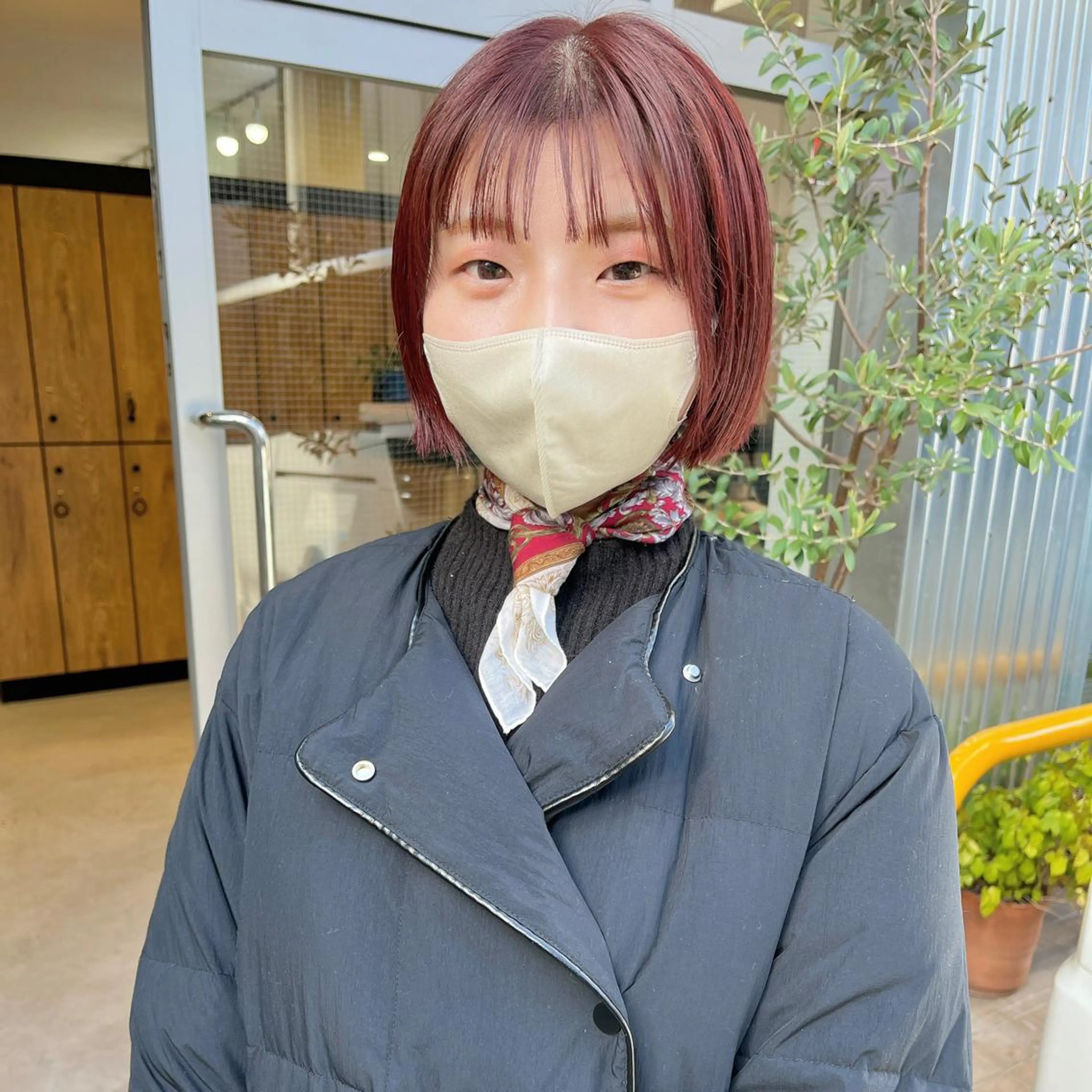 ショート カラー 切りっぱなしボブ ブリーチ ボルドーカラー ブリーチなしカラー ボブ アラキチヒロ THE REMMYのヘアスタイル