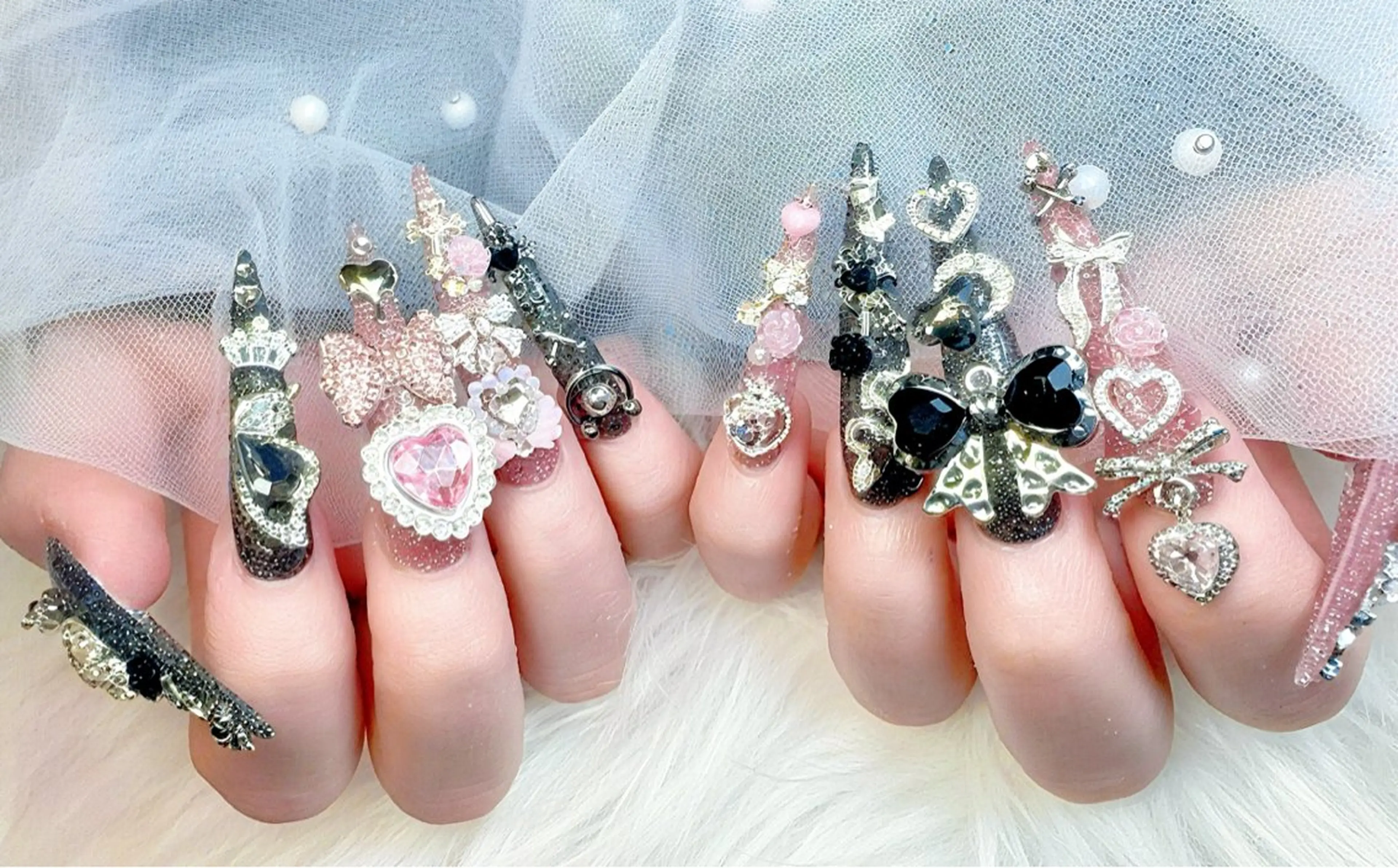 ネイル アートネイル キラキラネイル スカルプネイル 冬ネイル クリスマス ハンドネイル ハンドケア Gote Kawa nail salonのネイルデザイン