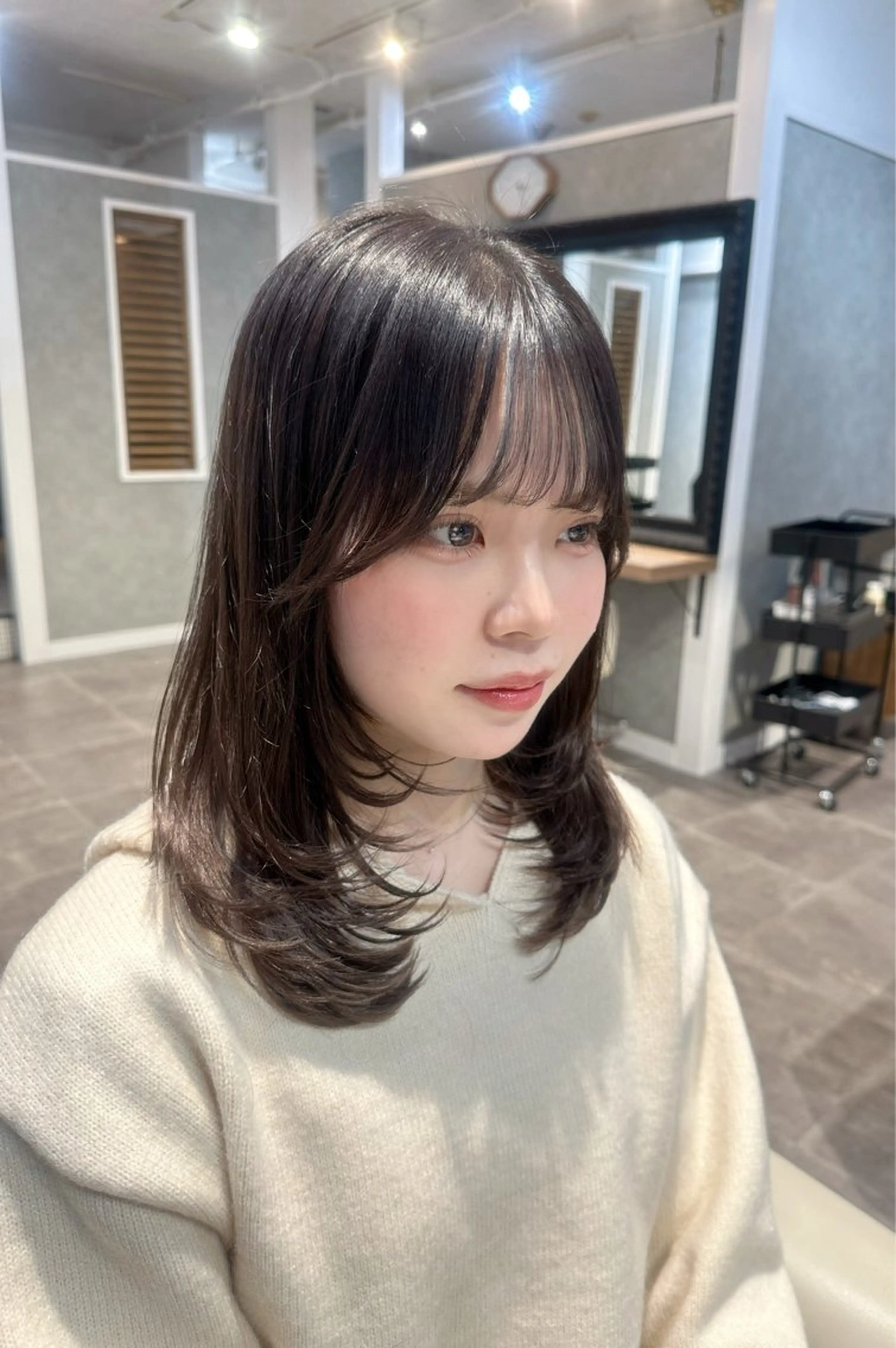 ミディアム カラー 銀座レイヤーカット ×シースルー前髪のヘアスタイル