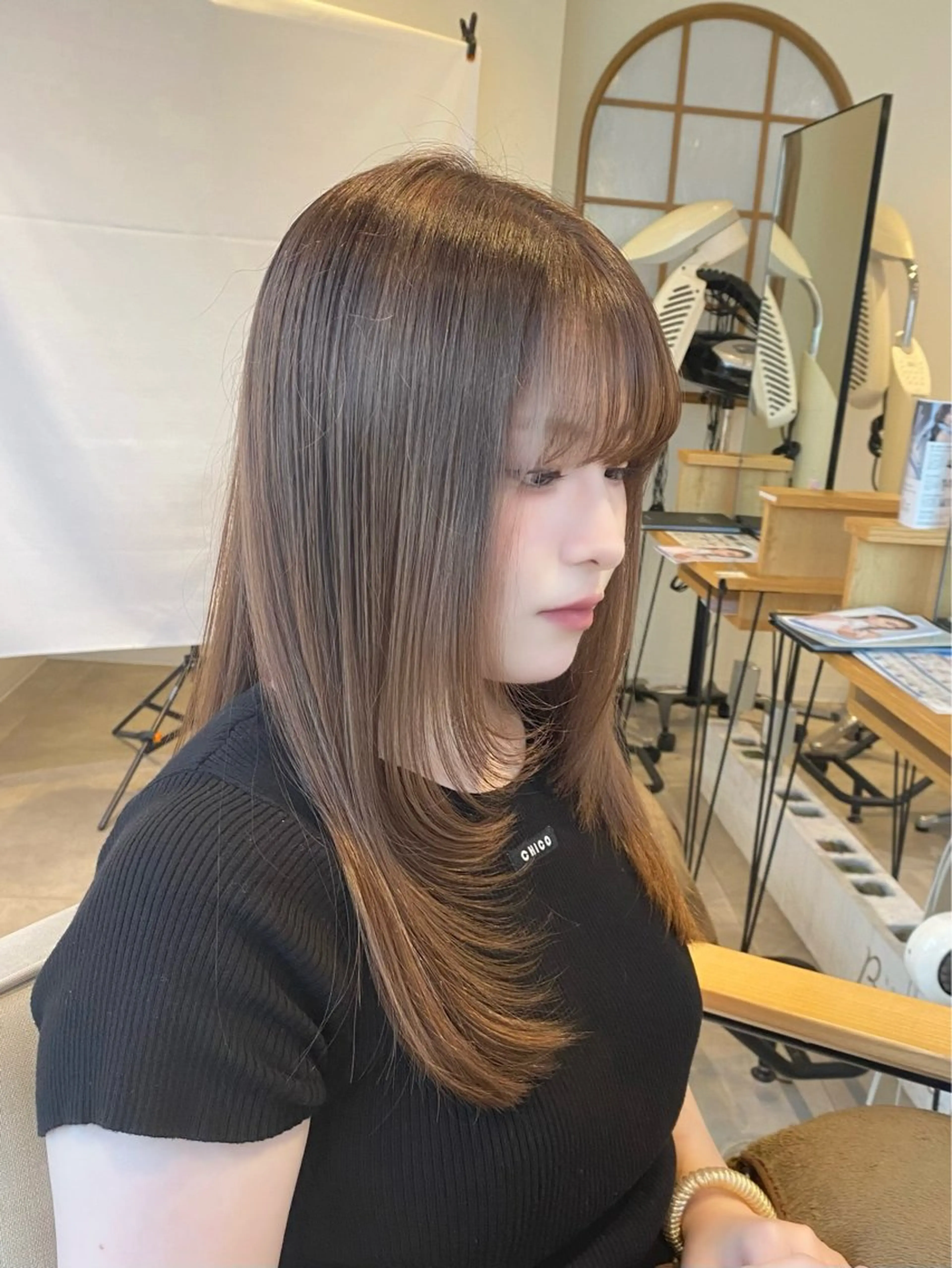 ロング カラー ベージュカラー ブリーチ ケアブリーチ ココアベージュ ダブルカラー カット ヘアカラー トリートメント 肌に馴染むハイトーン /ミルクティーカラーのヘアスタイル