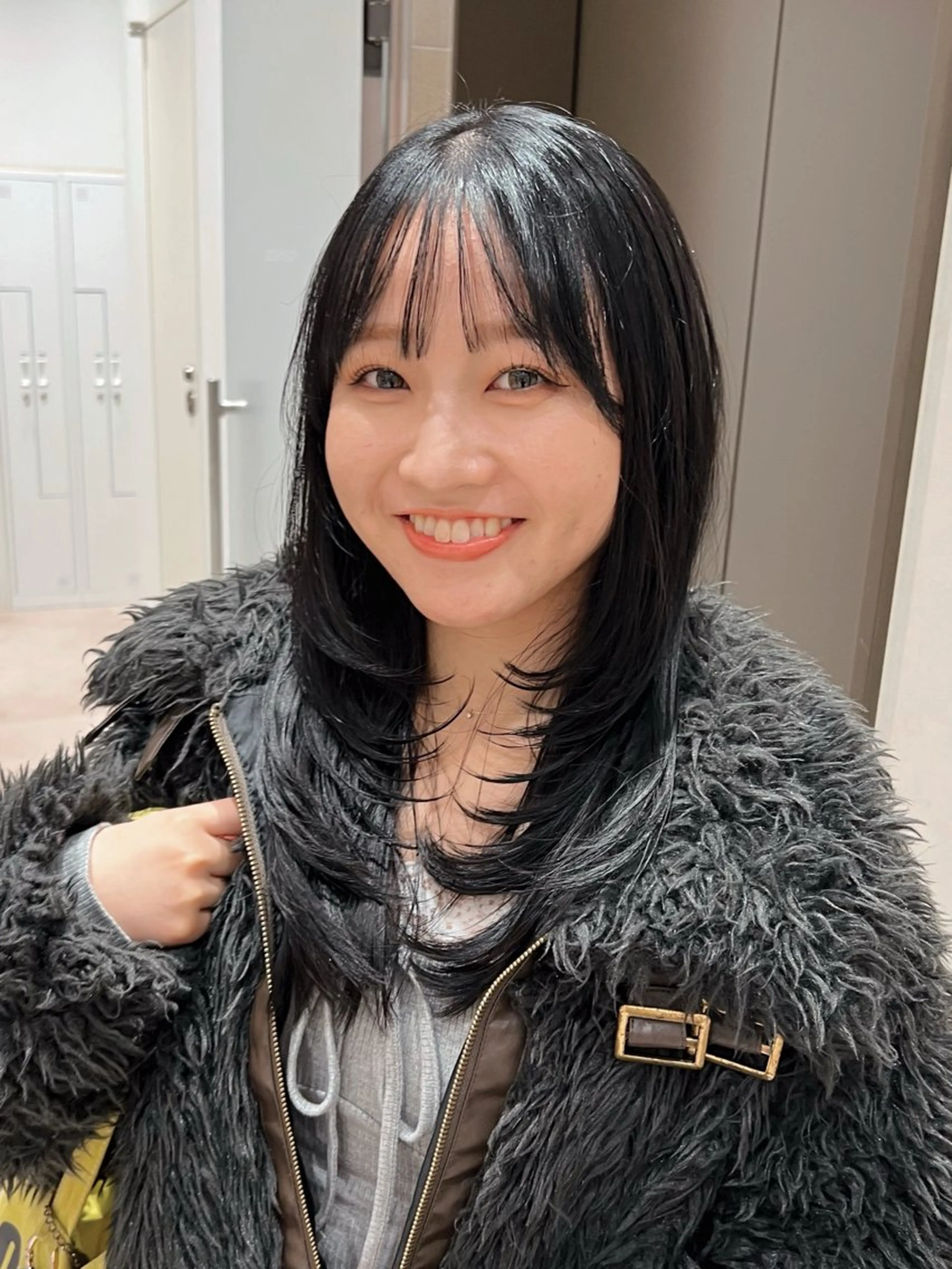 セミロング カラー グレージュ 顔まわりレイヤー レイヤーカット 泉 愛美のヘアスタイル