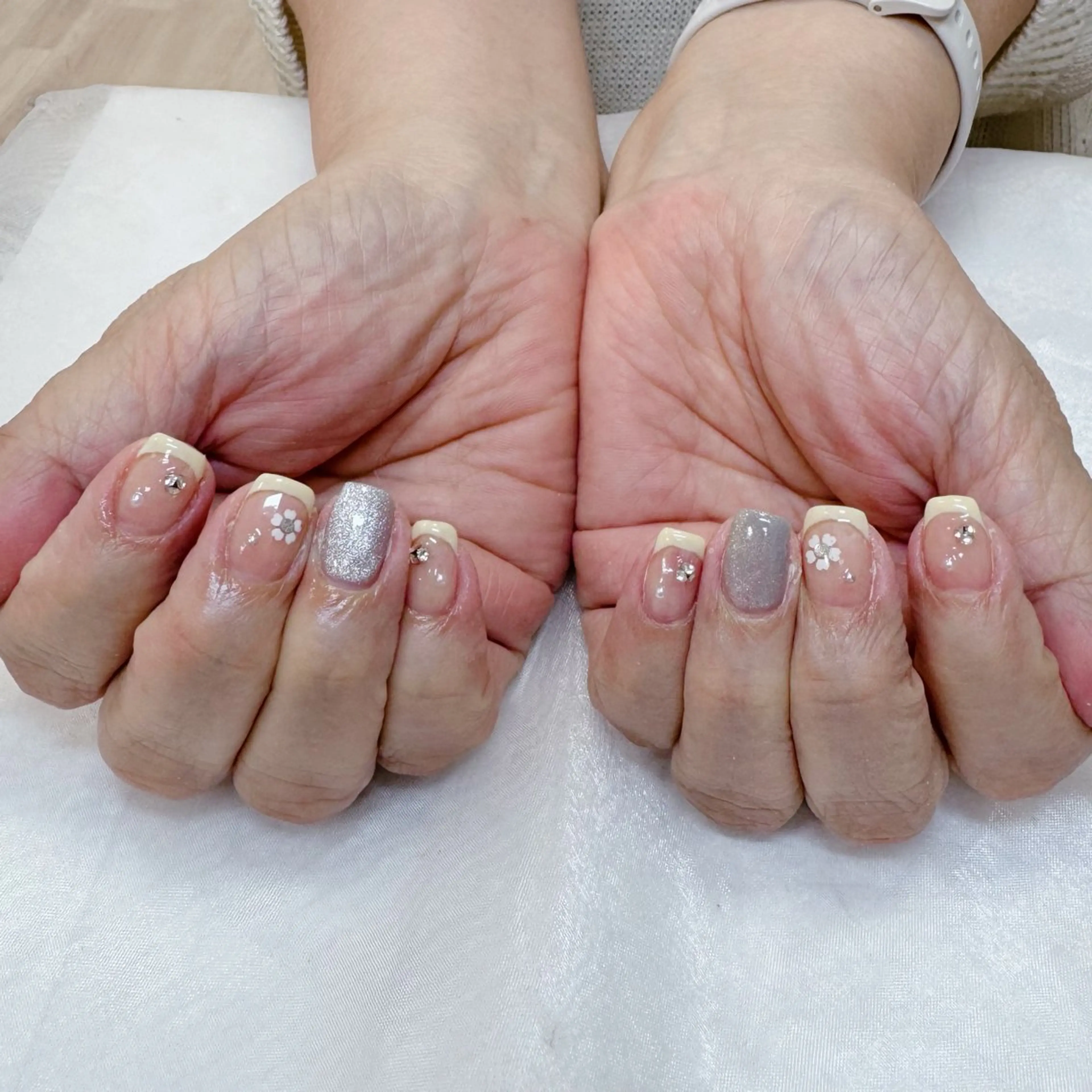 ネイル フレンチネイル キラキラネイル 黄色 maruyasu. yのネイルデザイン