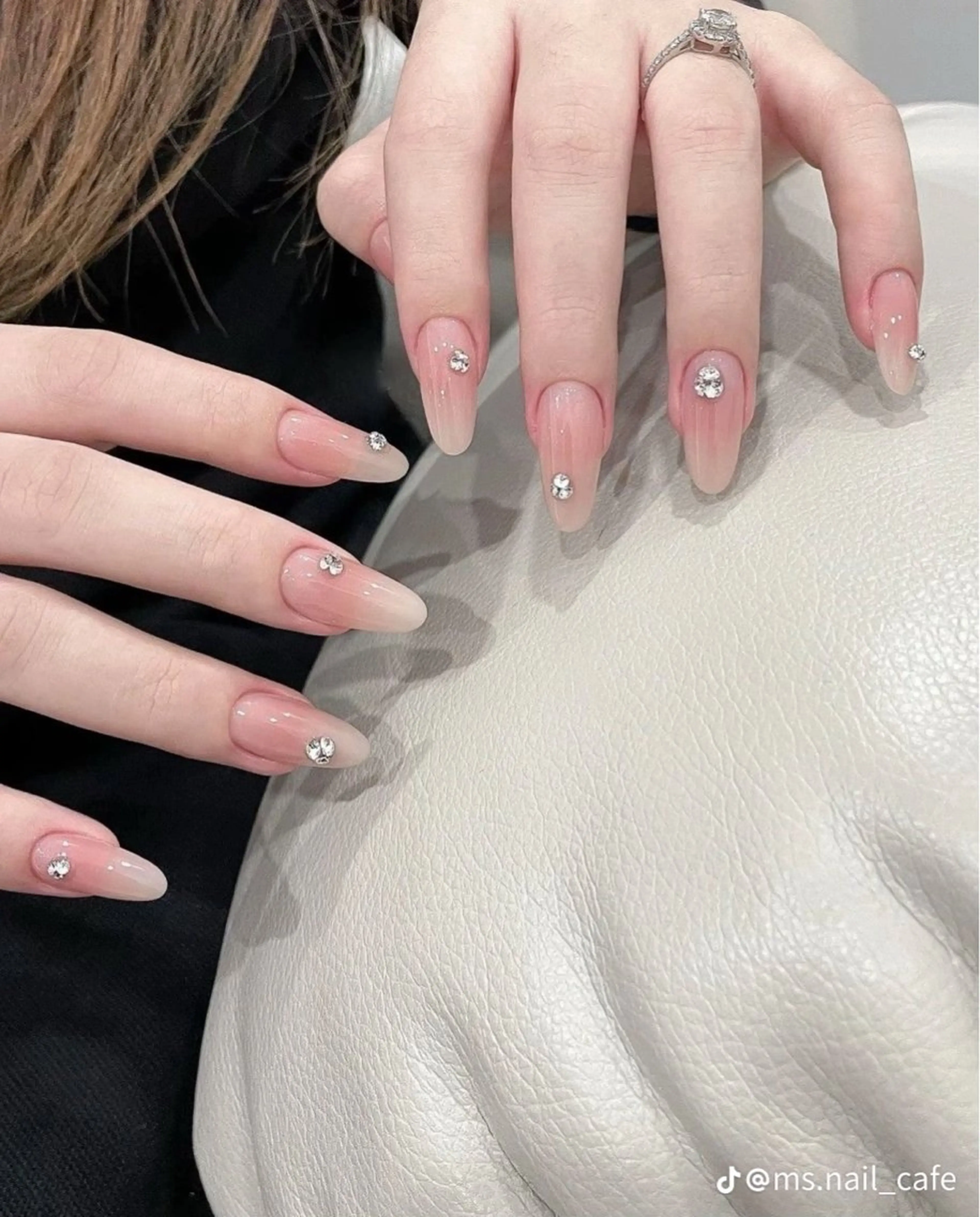 ネイル グラデーション キラキラネイル ワンカラーネイル 冬ネイル Jenn Nail Salonのネイルデザイン
