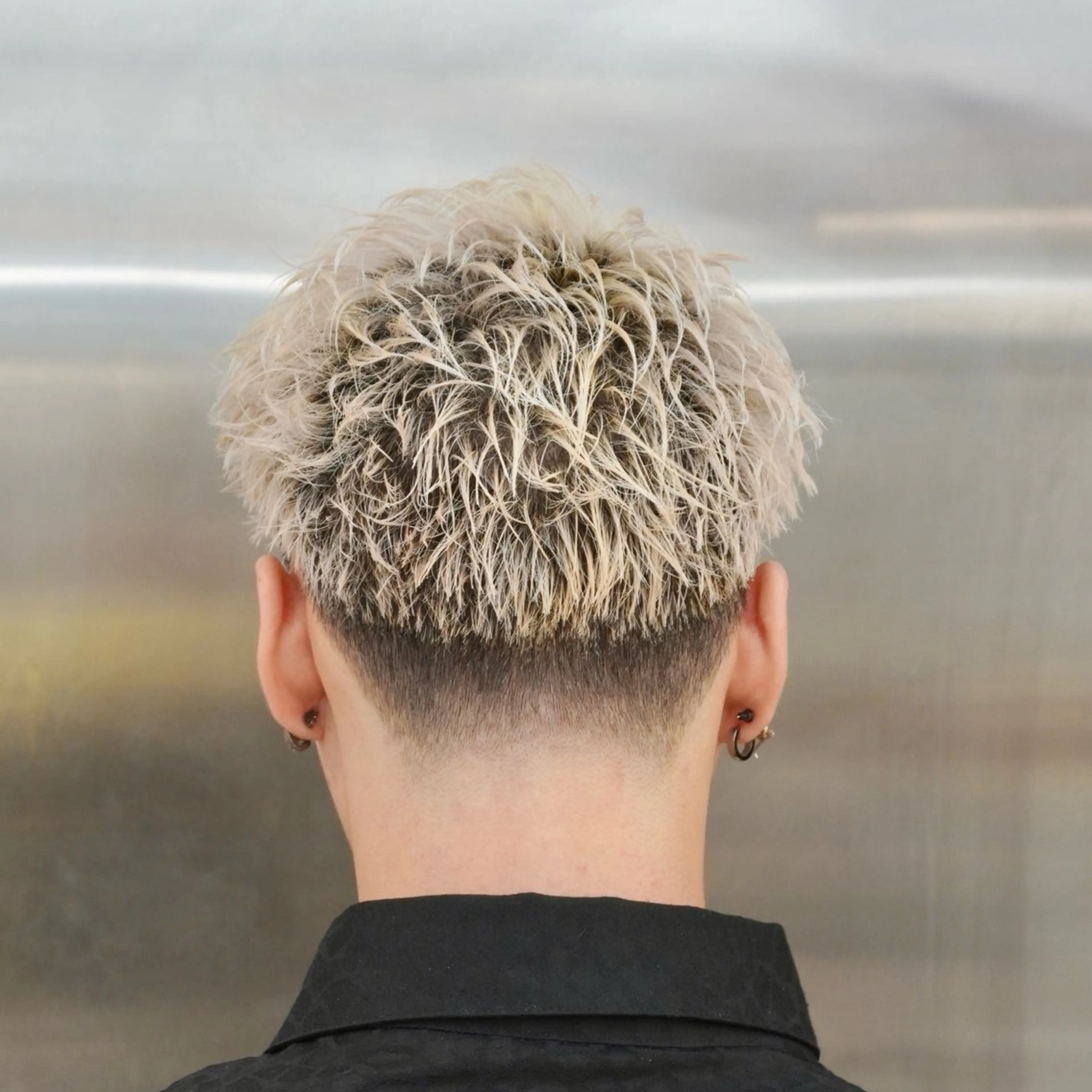 カラー メンズ メンズブリーチ センターパート フェードカット フェザーパーマ カルマパーマ カット ヘアカラー HIKARI メンズ満足度No.1のヘアスタイル
