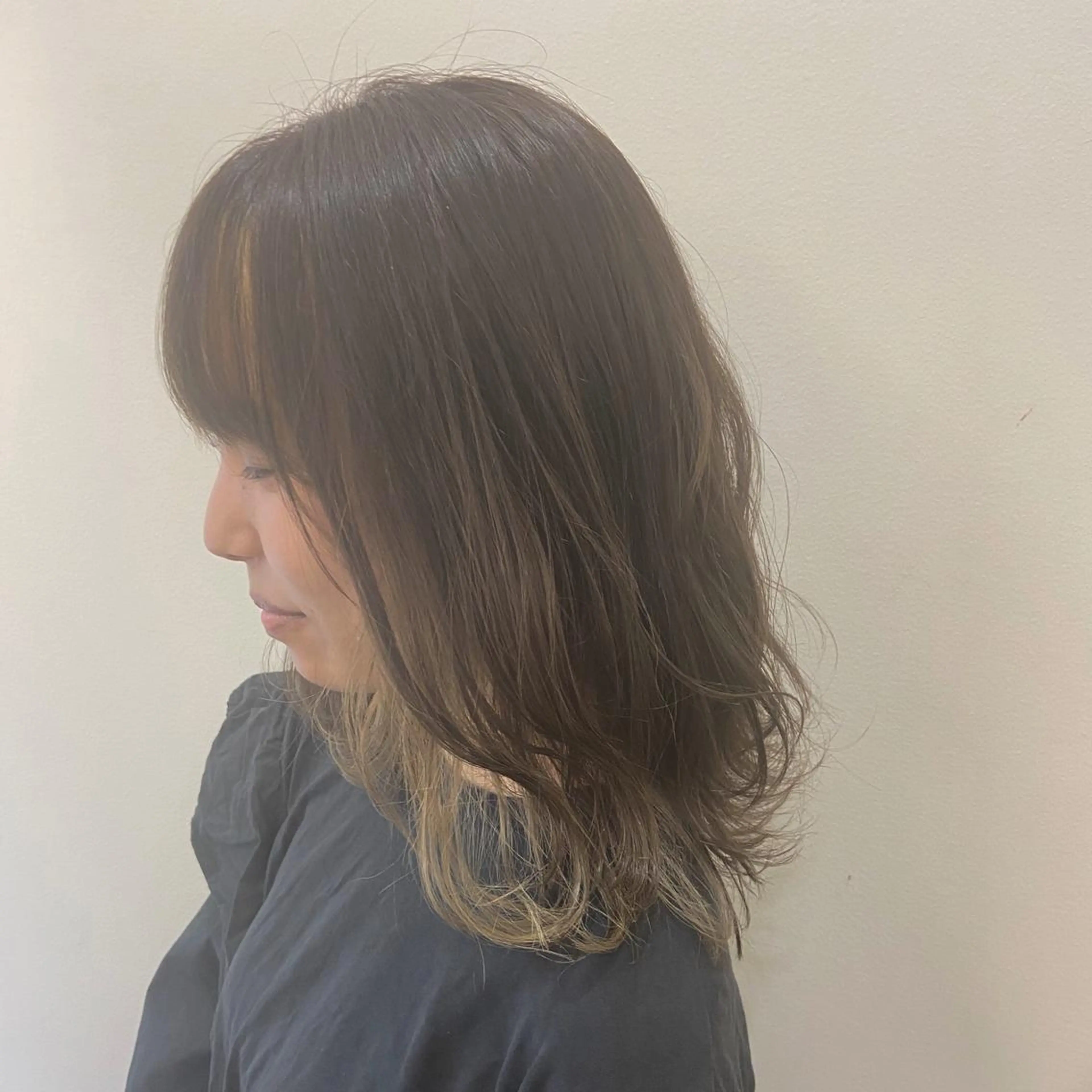 ミディアム ミストバング 峯 志帆のヘアスタイル