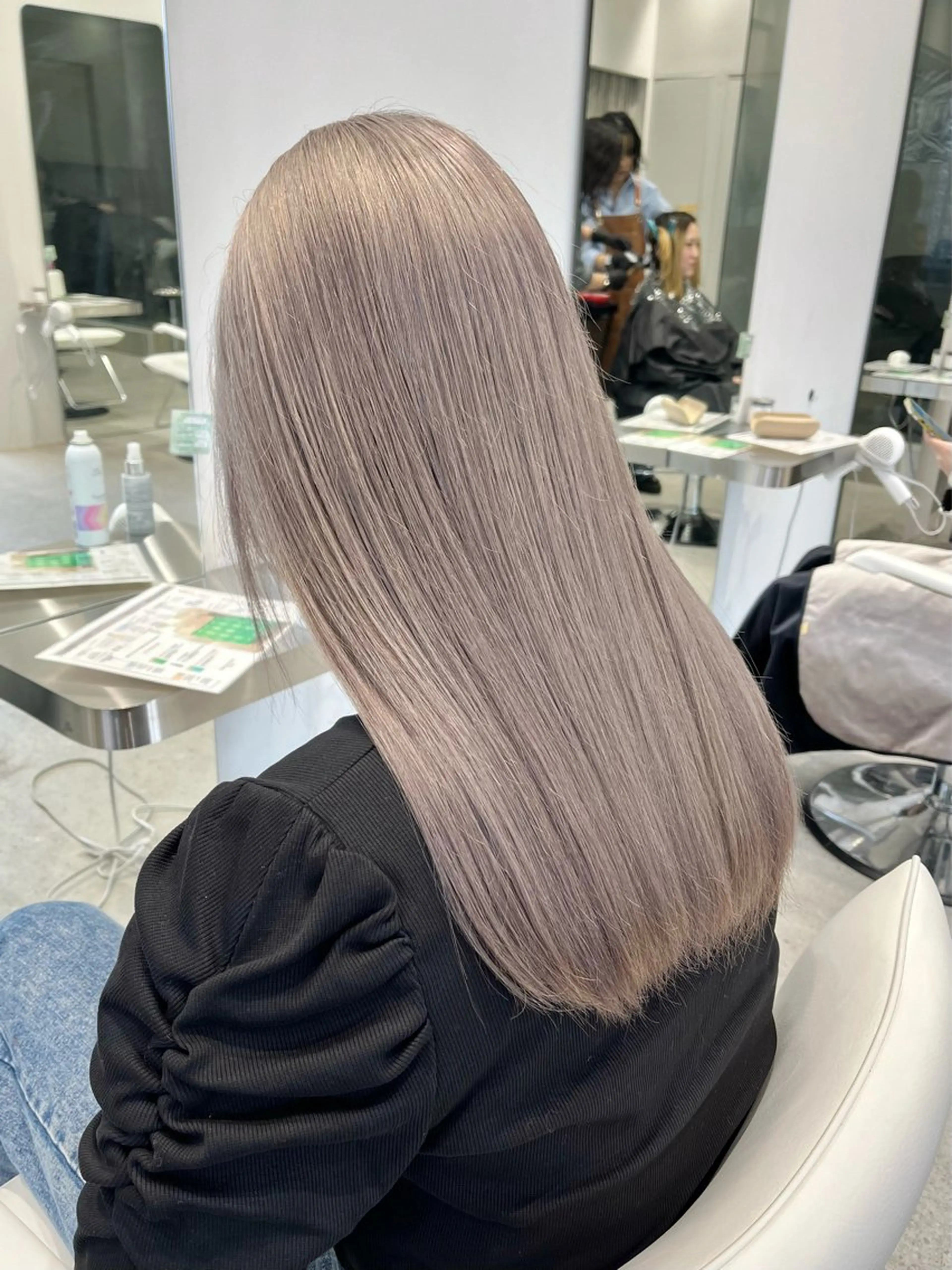 セミロング カラー グレージュ シルバー シルバーグレージュ iLi 《イリ》のヘアスタイル