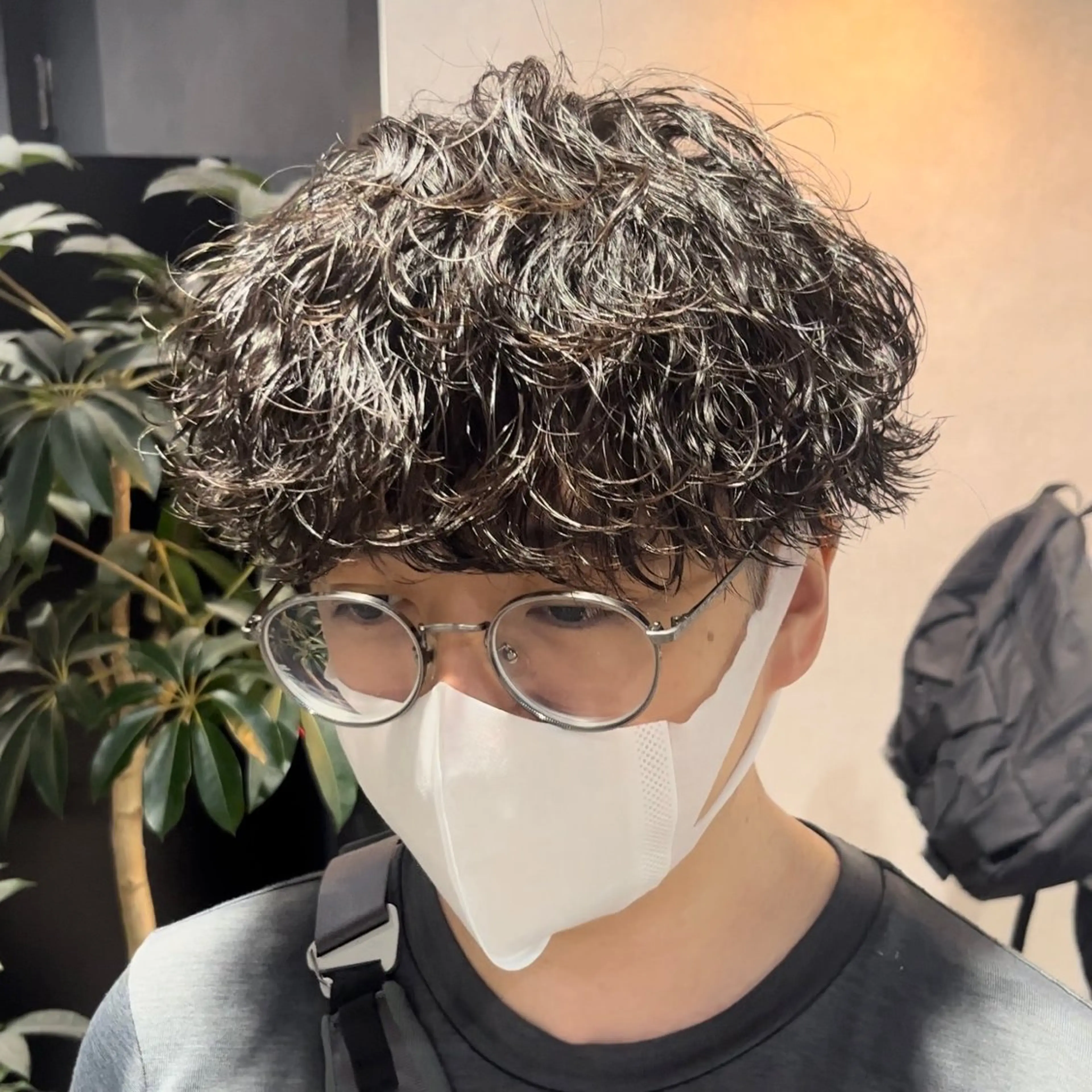 ショート カラー パーマ メンズ 波巻きパーマ カット パーマ ヘッドスパ ヘアセット センターパート マスターかずまのヘアスタイル