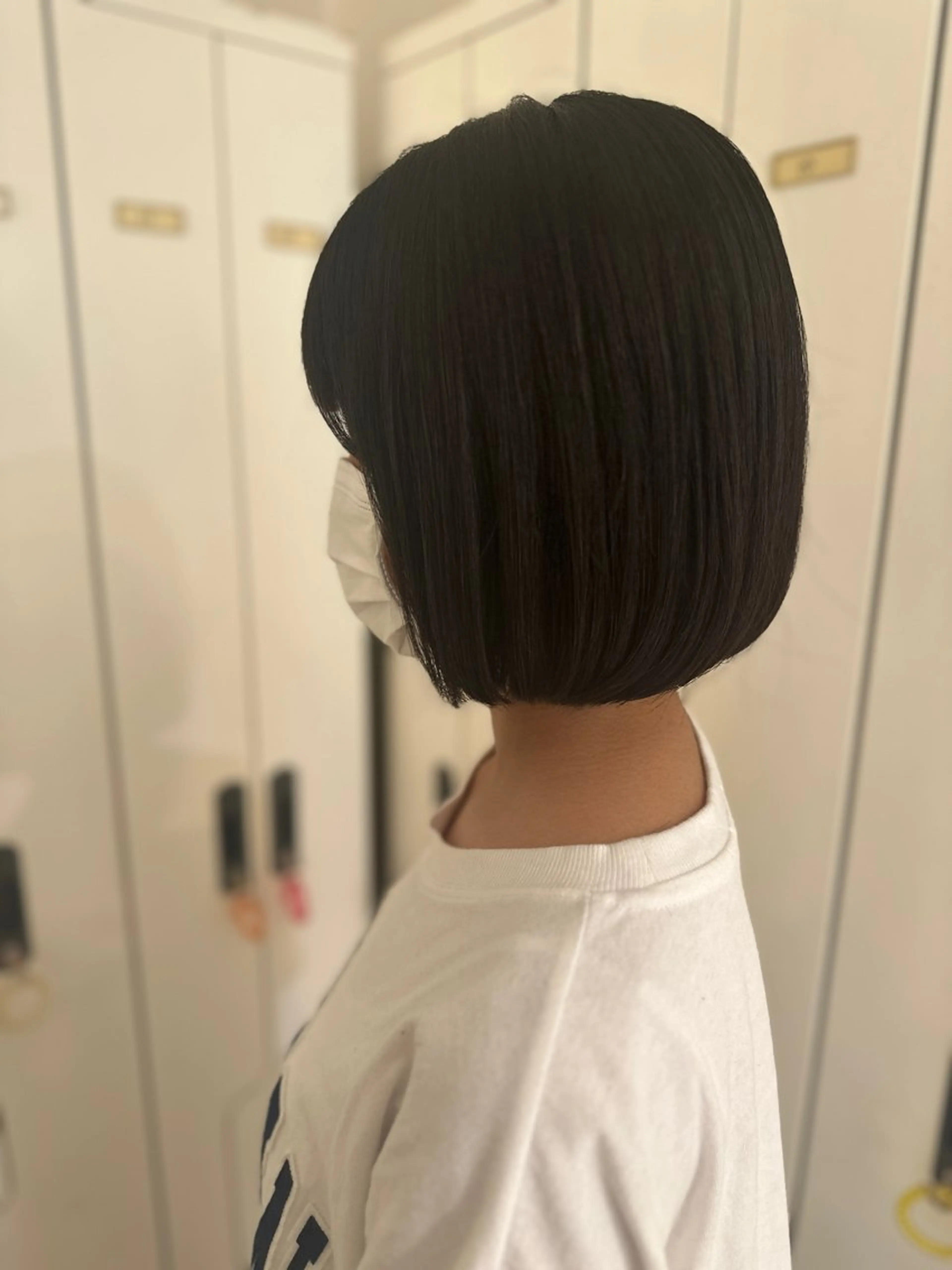 ミディアム ボブ レイヤー 艶々カラーのヘアスタイル