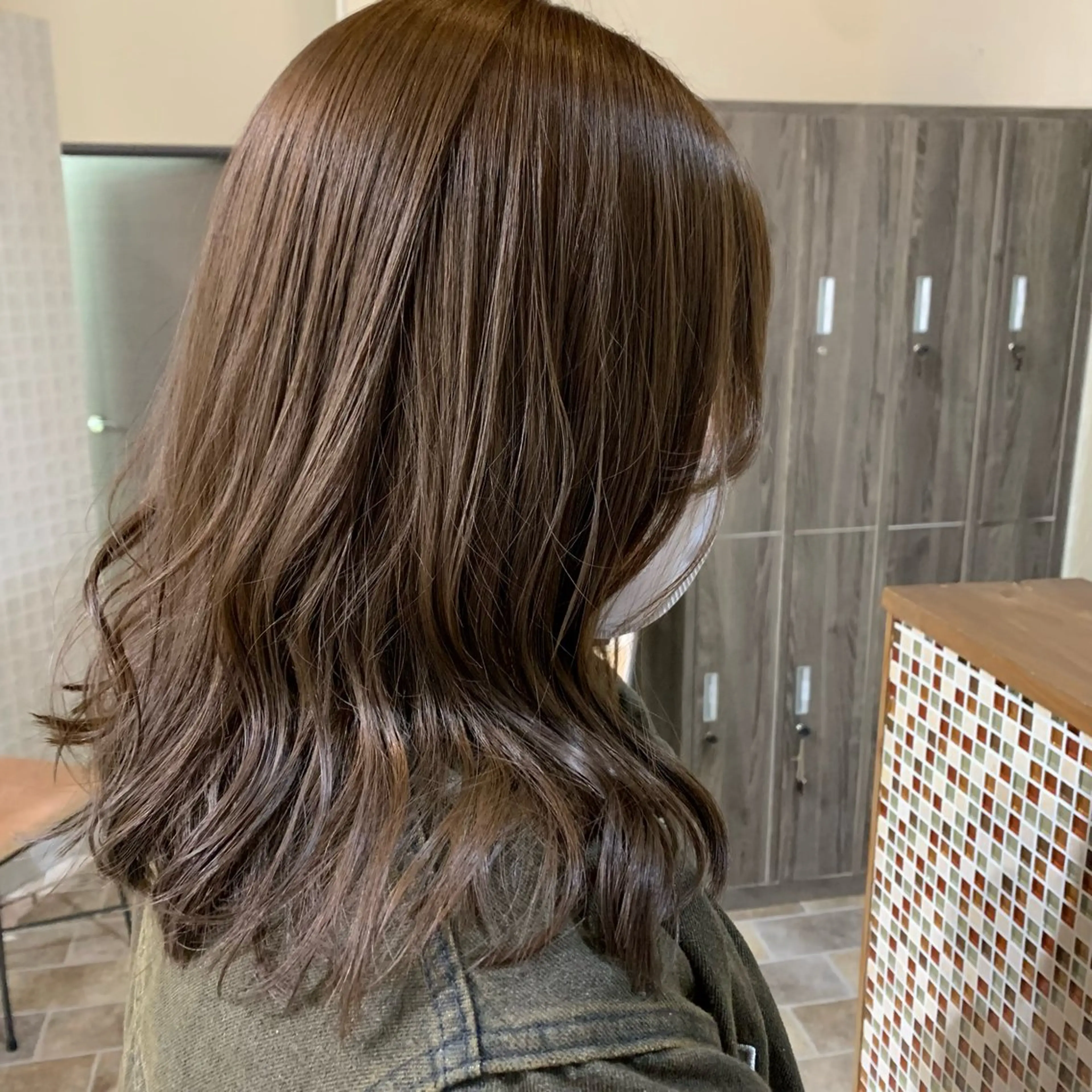 ミディアム カラー アッシュ アッシュブラウン ブラウンカラー 透明感カラー 礒谷 夏帆のヘアスタイル