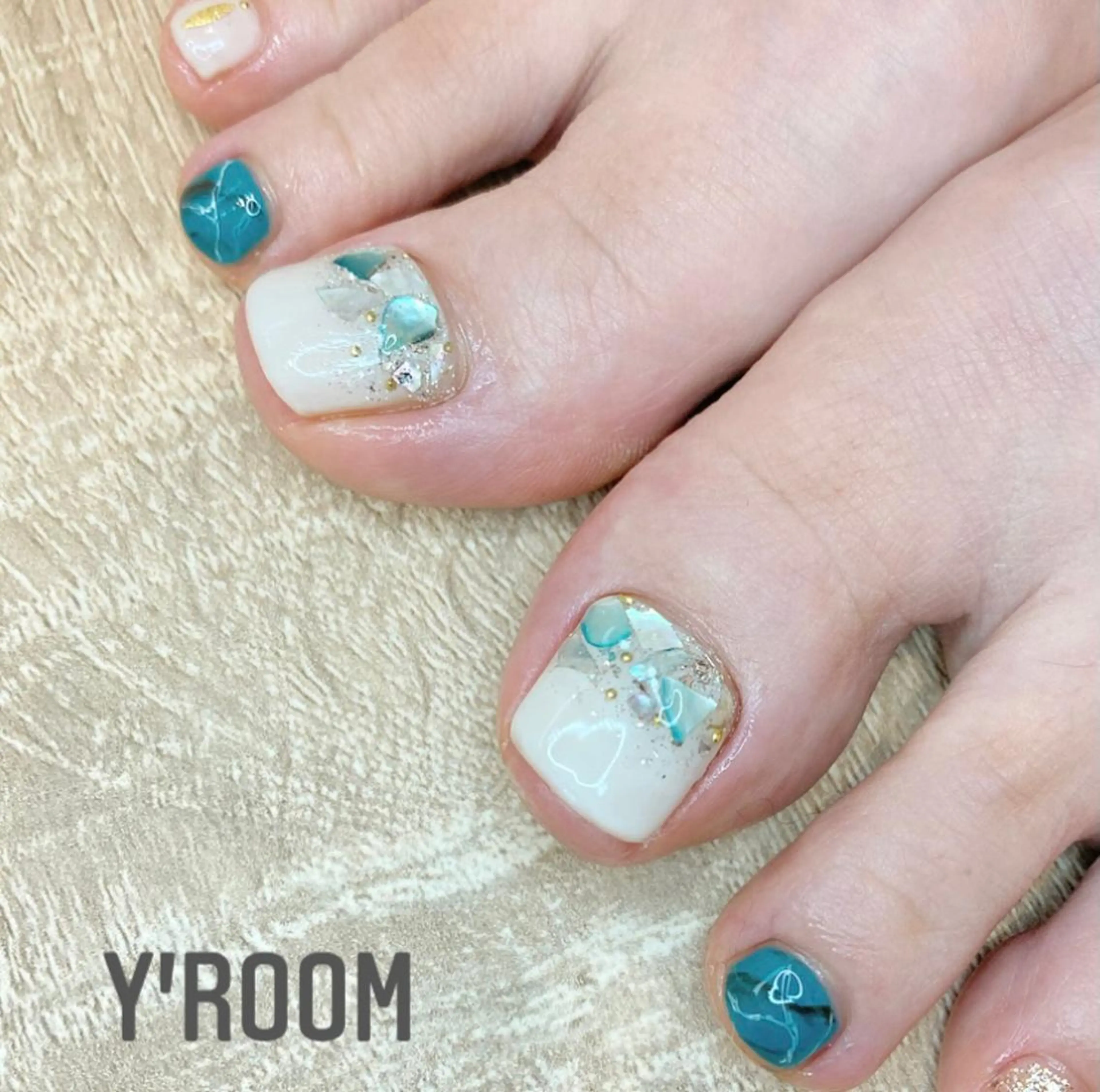 ネイル オーロラネイル フラッシュネイル フットネイル ジェルネイル 氷ネイル・うるうるネイル YUKA （ネイリスト）のネイルデザイン