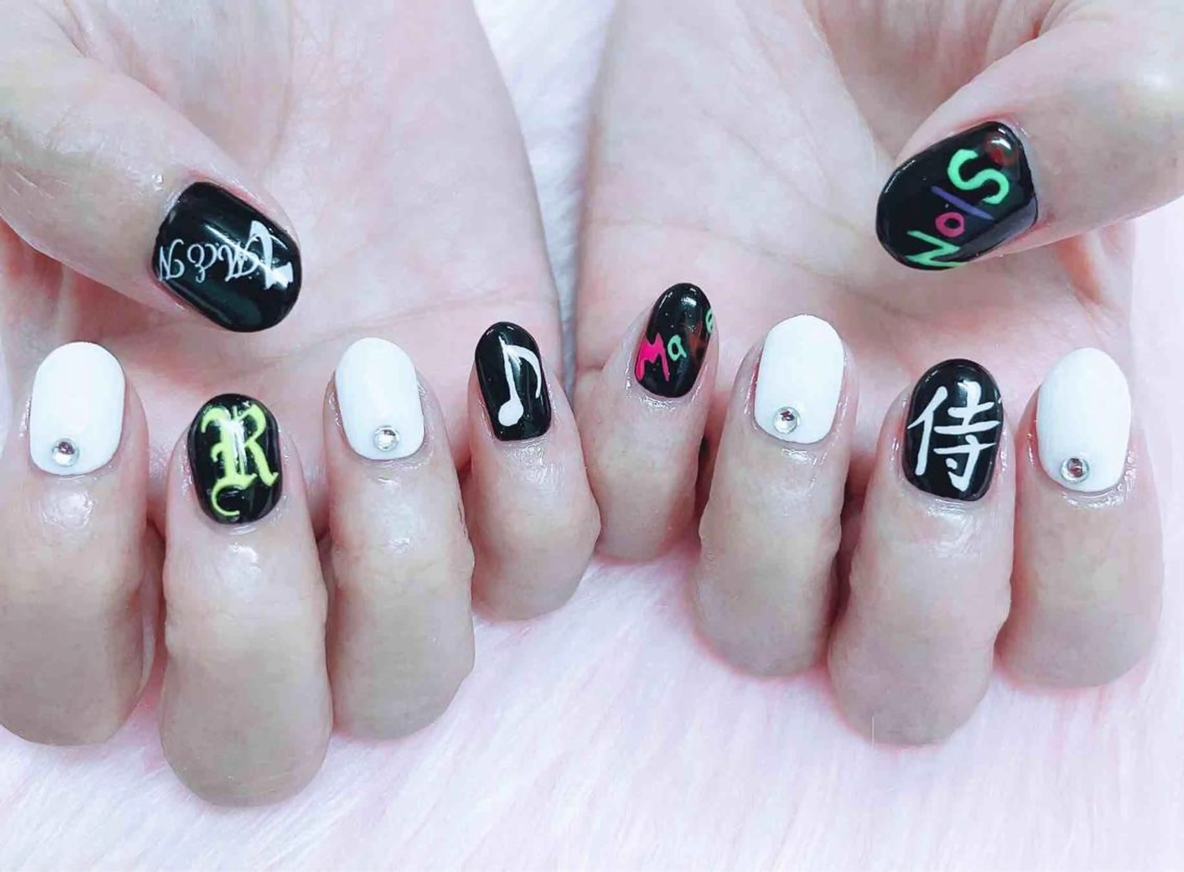 ネイル ハンドネイル MoonNail ユリ🌸のネイルデザイン