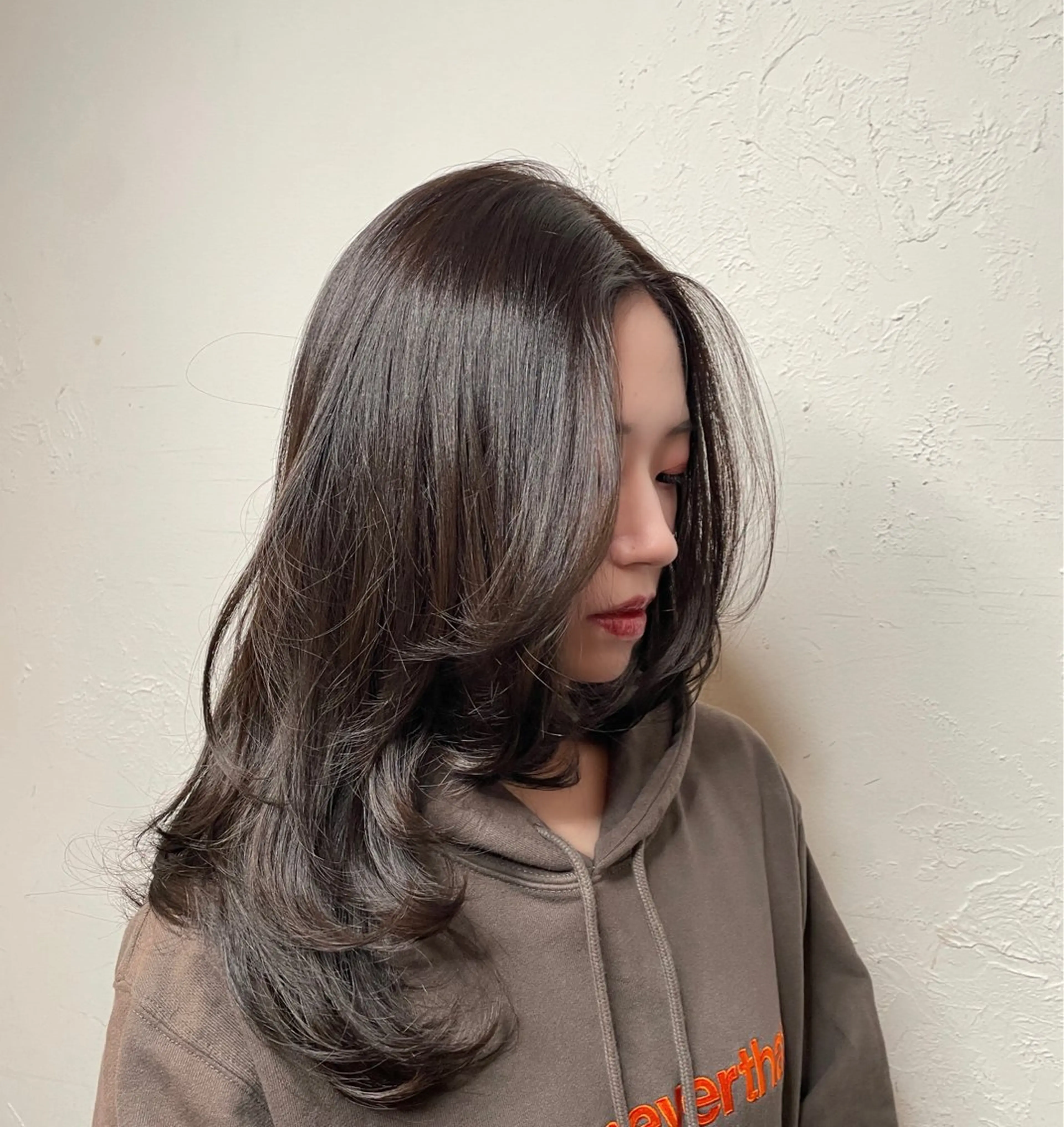 セミロング カラー アッシュ アッシュブラウン ブリーチ ブラウンカラー ブリーチなしカラー RINA ブリーチ / 海外レイヤーのヘアスタイル