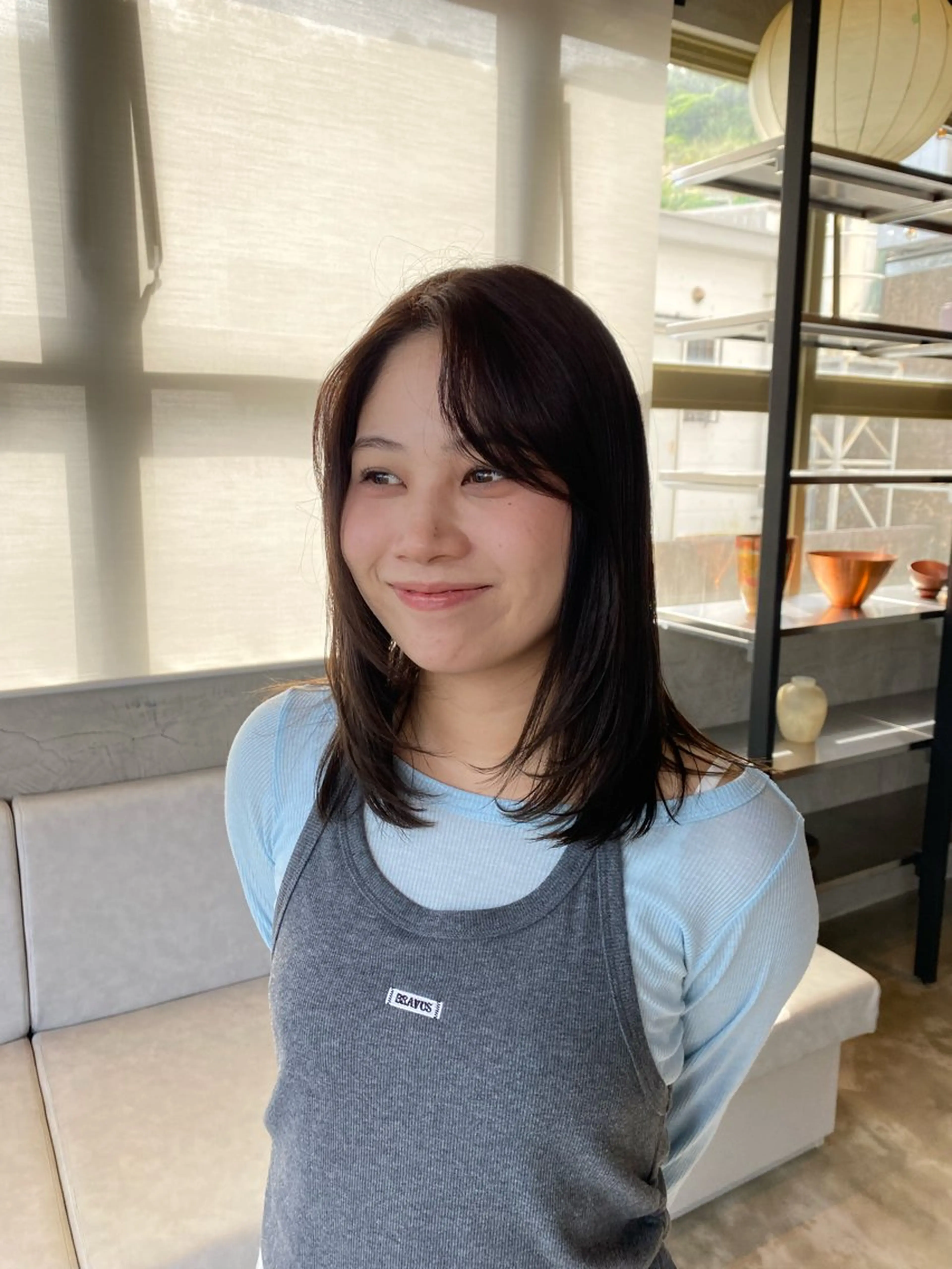 セミロング トクザト アイニのヘアスタイル