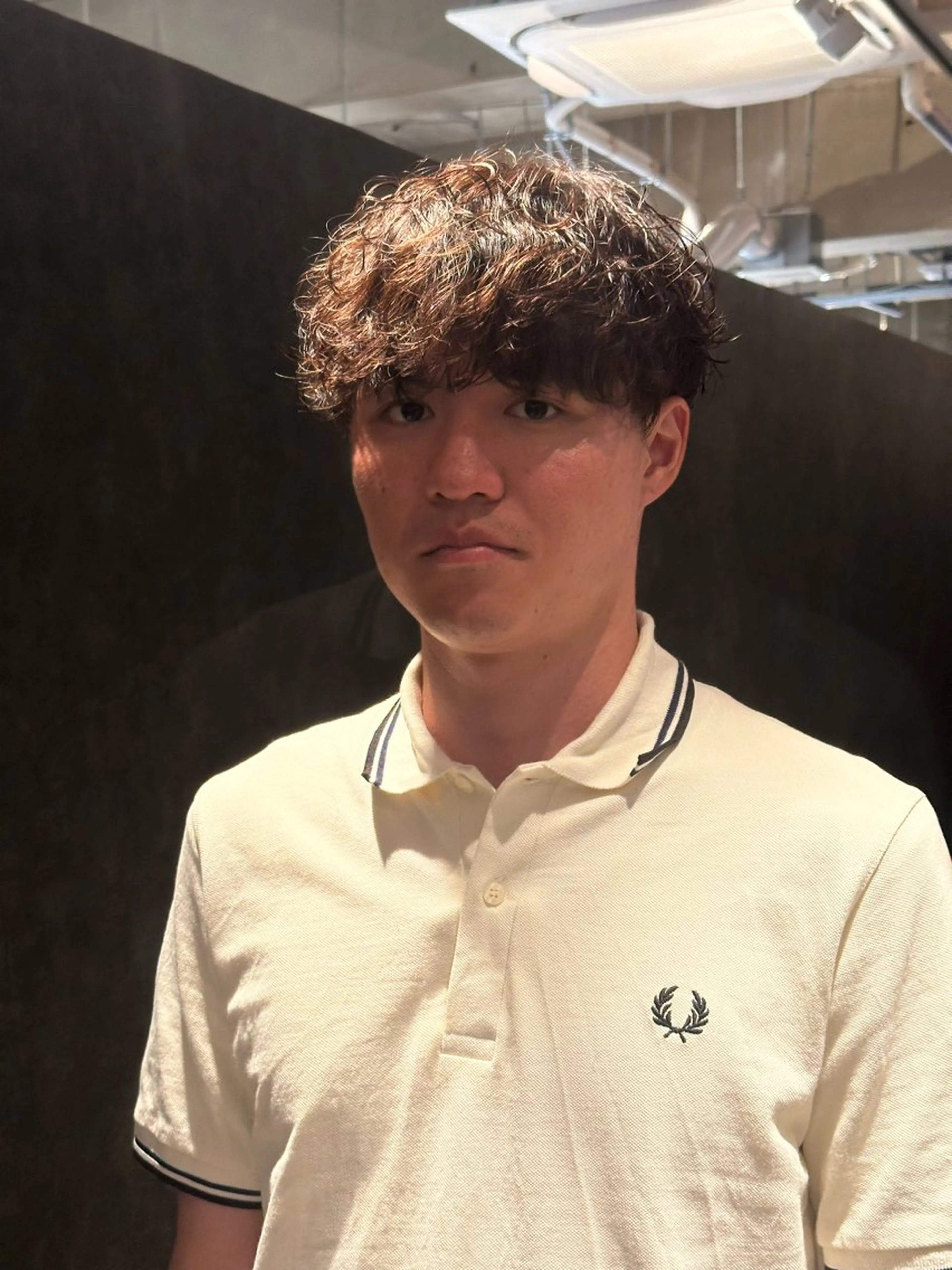 ミディアム パーマ メンズ ミディアムパーマ メンズブリーチ センターパート フェードカット フェザーパーマ カット パーマ トリートメント 金山駅前/メンズ パーマ/真柄 恒輝のヘアスタイル