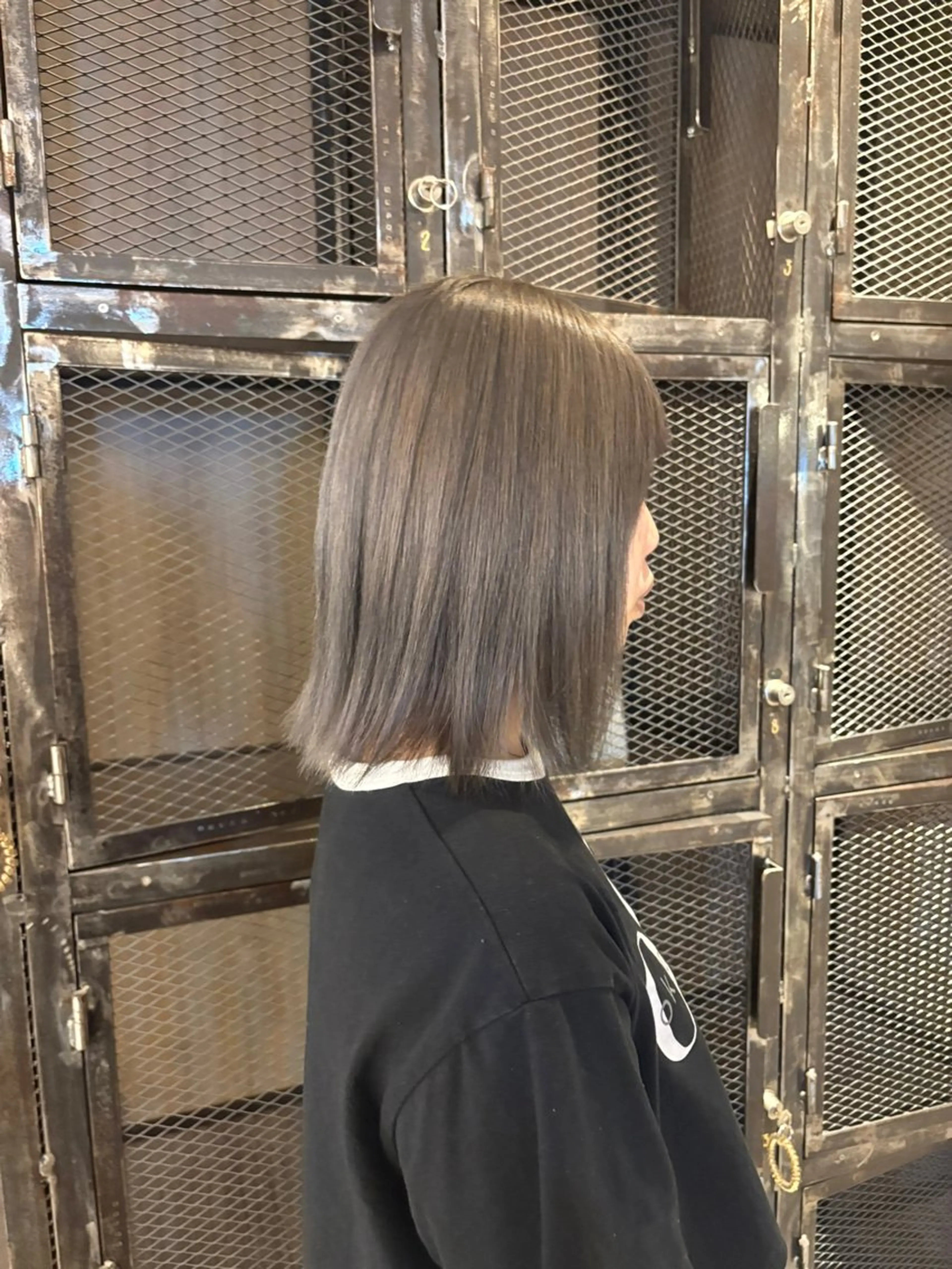 カラー ブリーチ シルバー みやもと しんのヘアスタイル