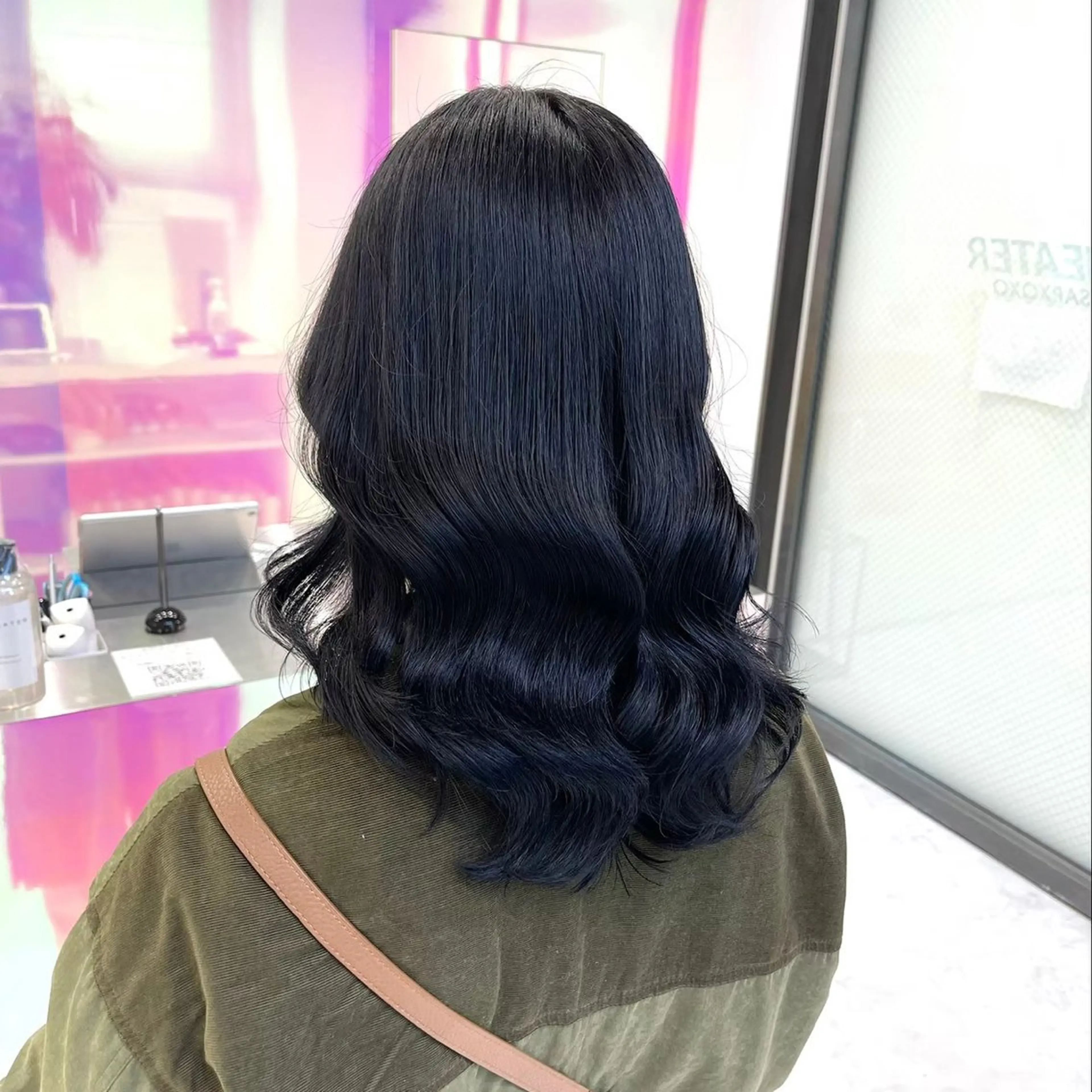 セミロング カラー パーマ ヘアアレンジ 透明感ブリーチカラー 🌈TOMOHIROのヘアスタイル