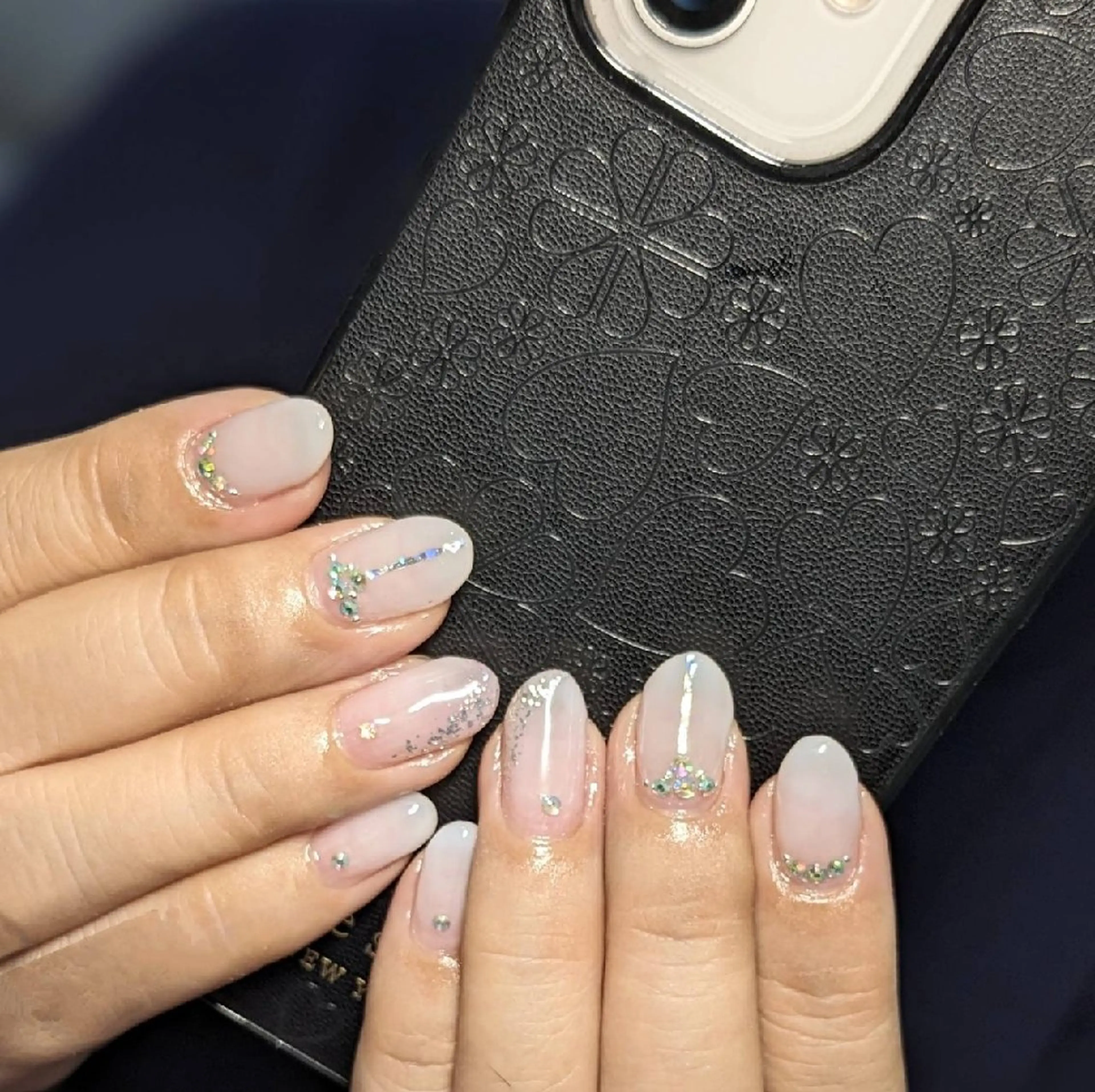 ネイル グラデーション ストーンネイル ホワイト ハンドネイル ネイルサロンベルティ .keikoのネイルデザイン