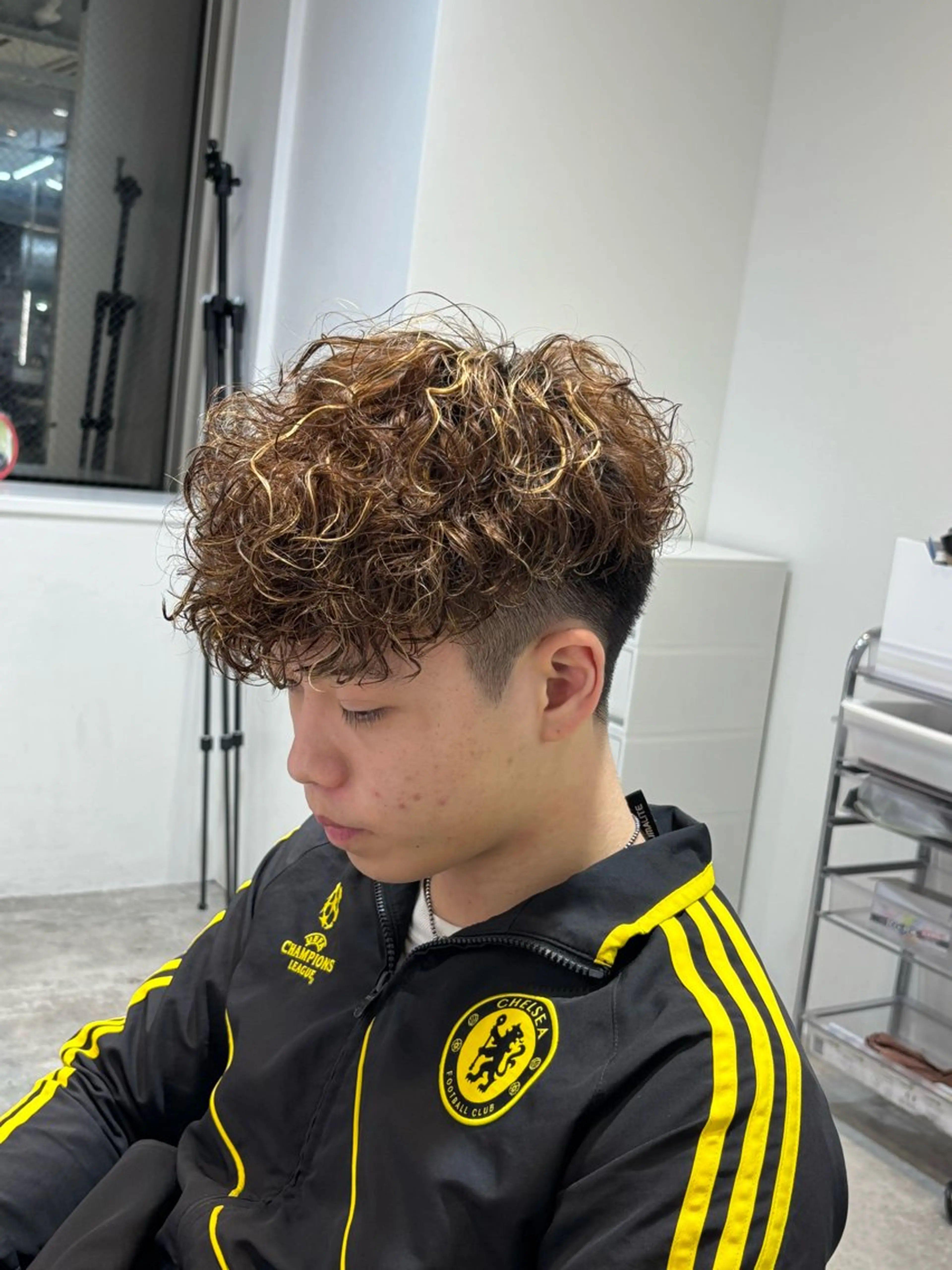 ショート パーマ メンズ メンズハイライト スペインカール ハイライト 【fifth】上條 巧真のヘアスタイル