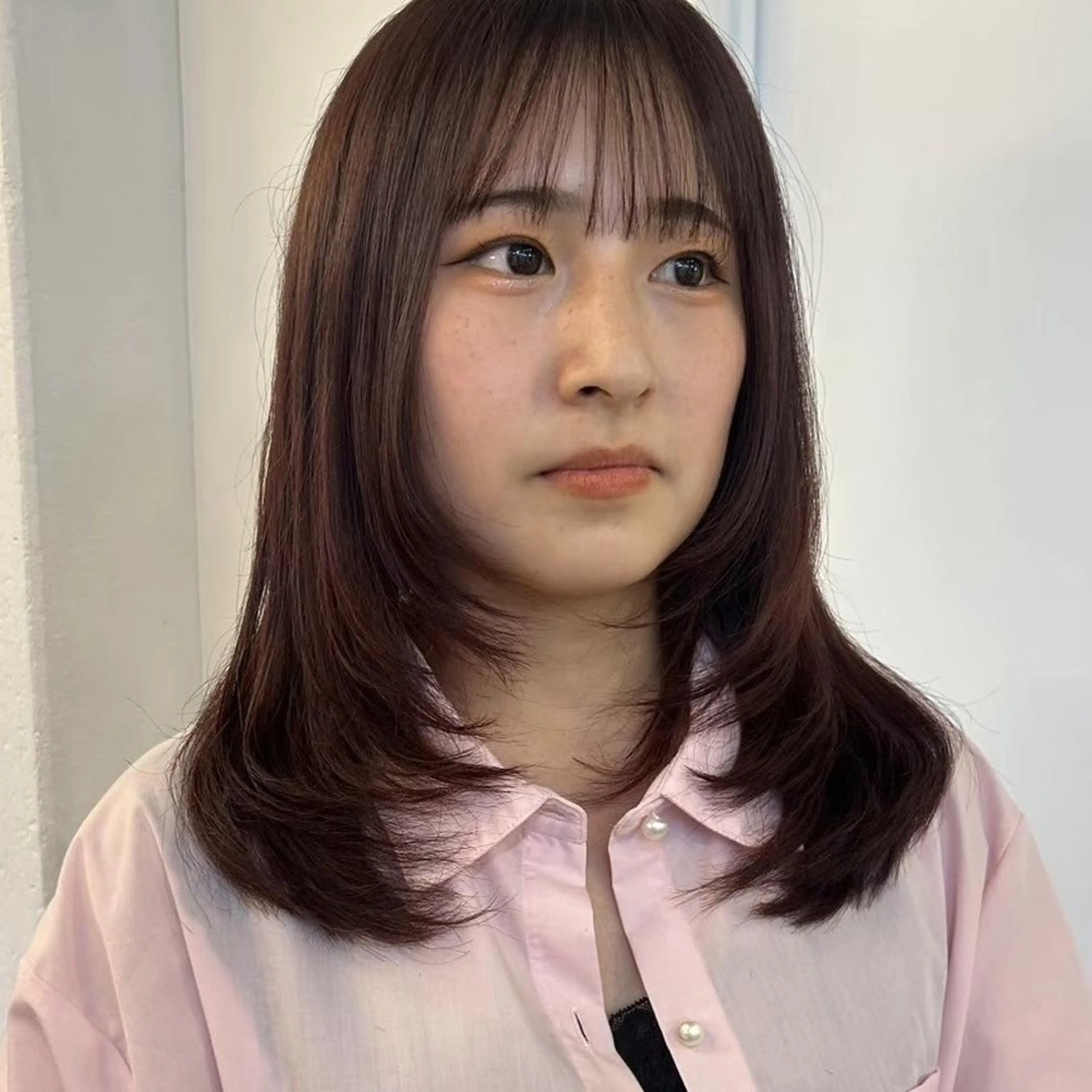 セミロング AKIHO 暖色カラーのヘアスタイル