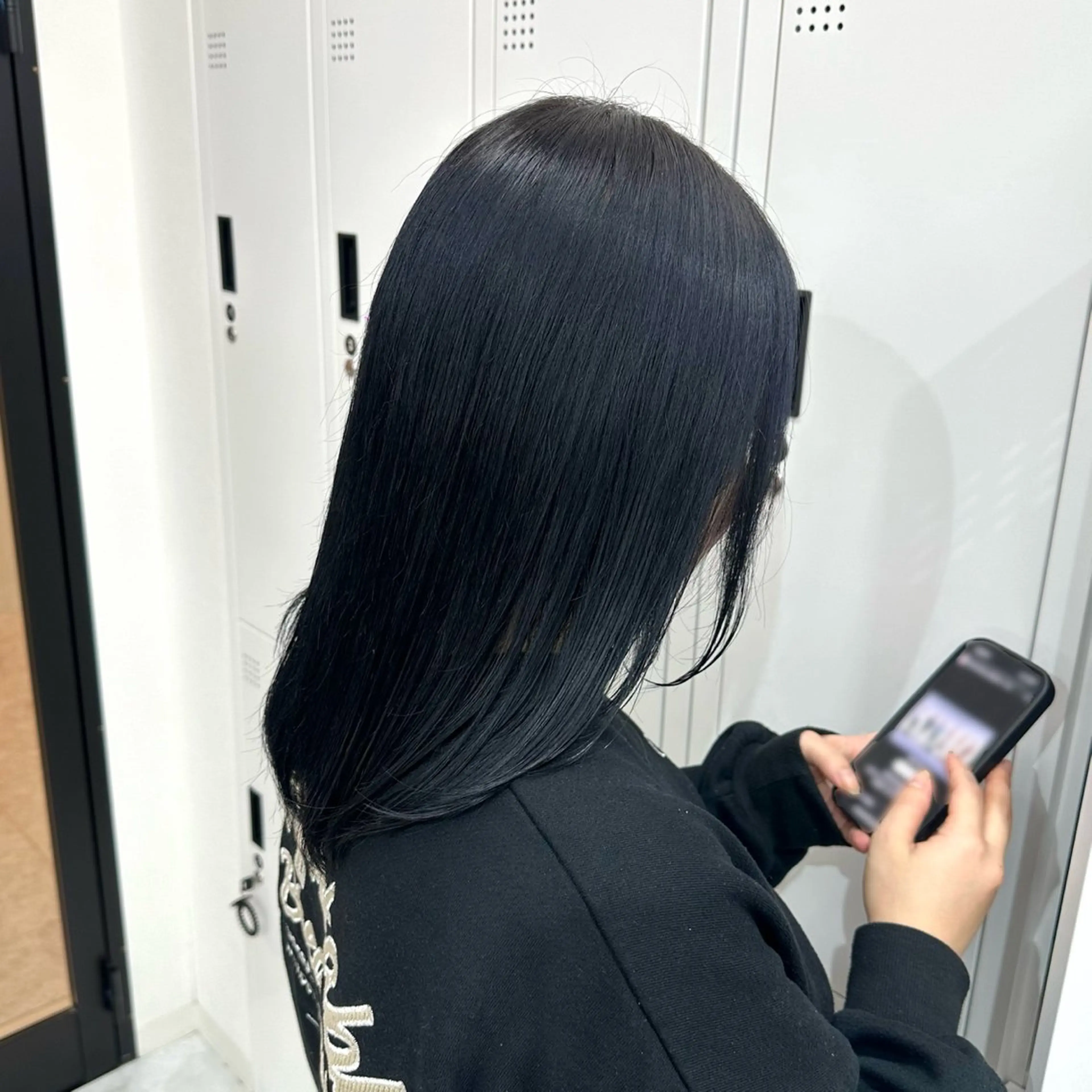 セミロング カラー 黒髪 ブルーカラー ブルーブラック ヘアカラー トリートメント 💎艶々ハイトーン MOE💍🤍のヘアスタイル