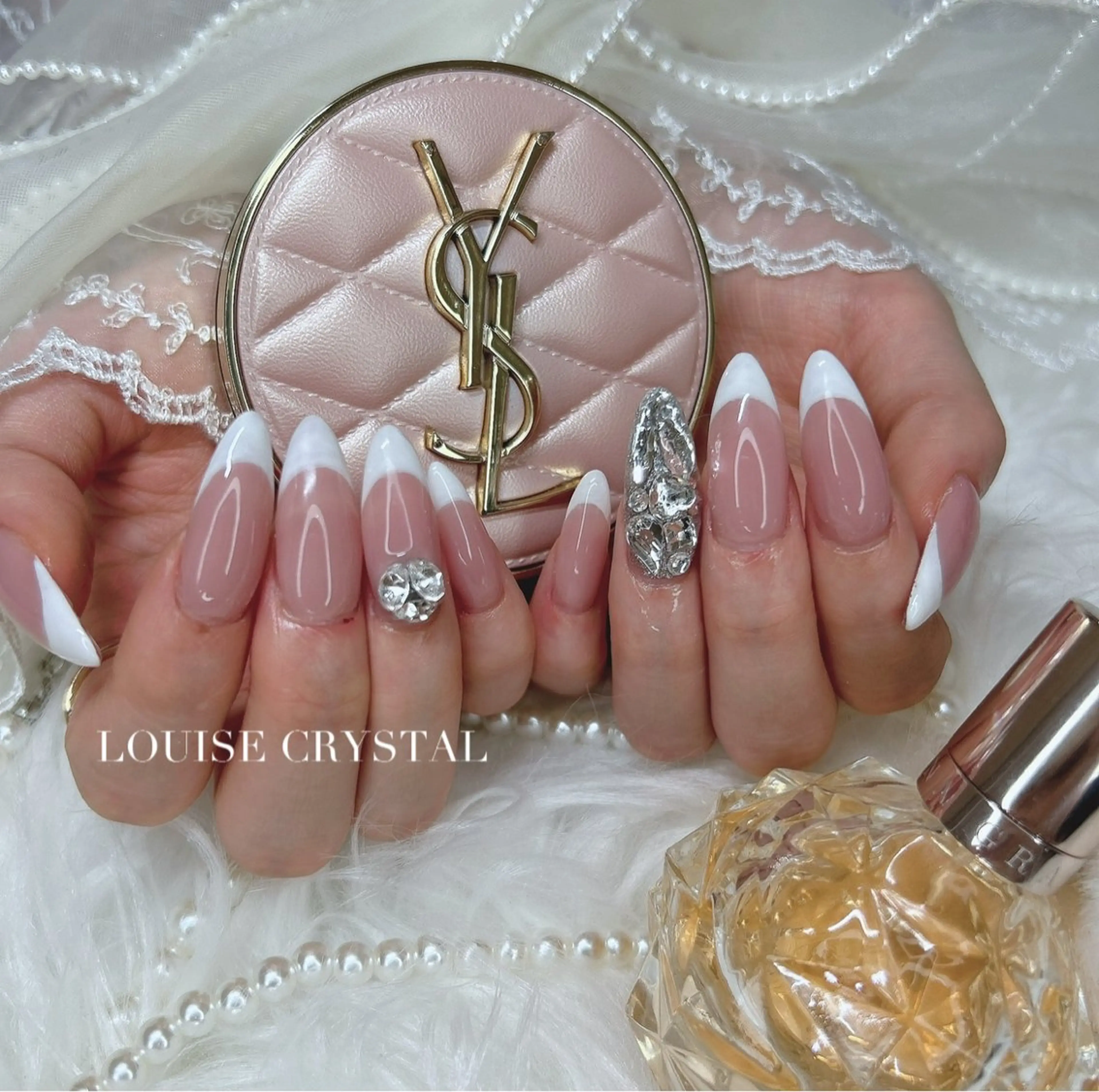ネイル フレンチネイル ハンドネイル LOUISE CRYSTALのネイルデザイン