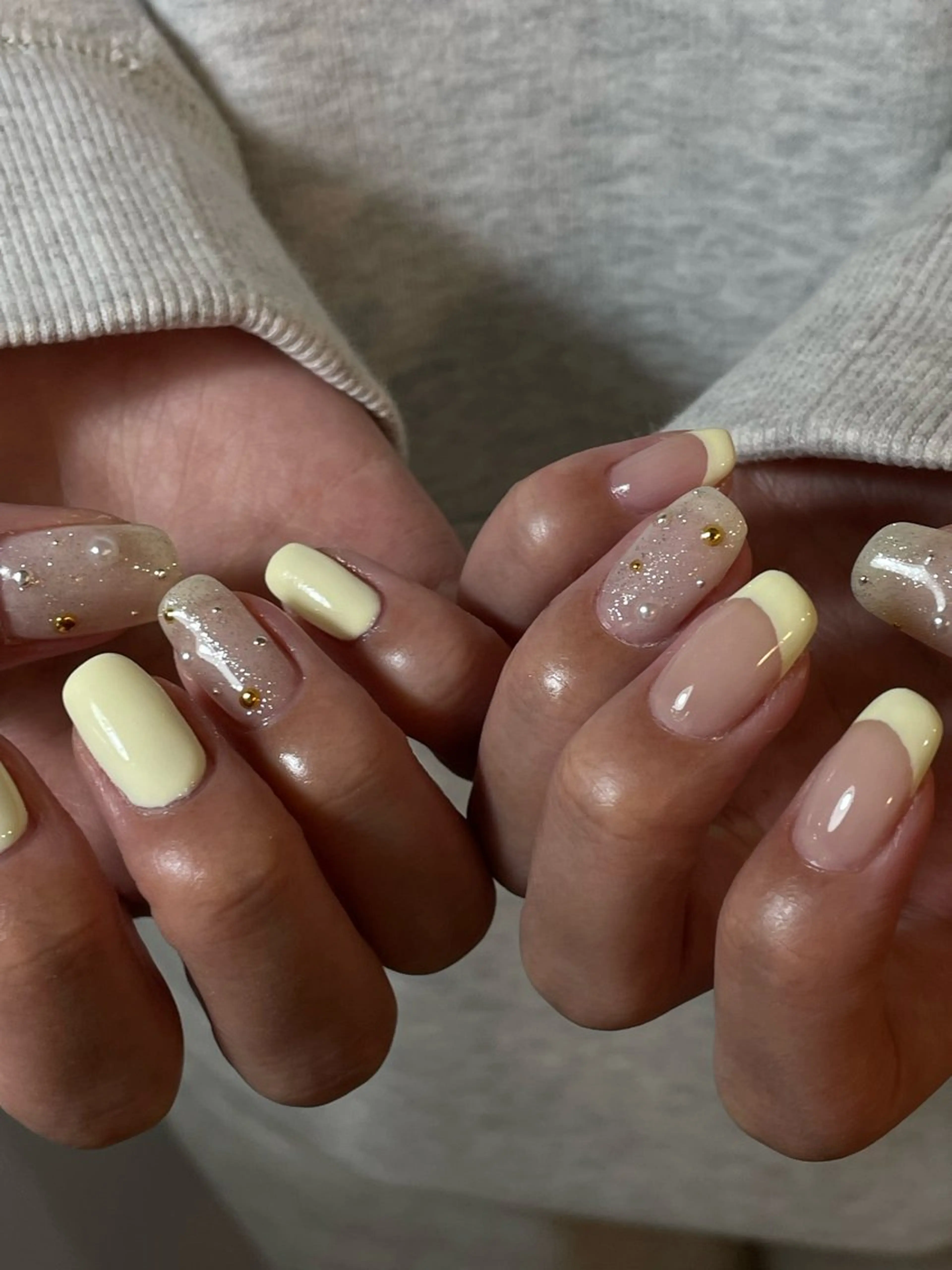 ネイル ニュアンスネイル オフィスネイル シンプルネイル ワンホンネイル 黄色 ハンドネイル vico栄 Azusa🍓のネイルデザイン