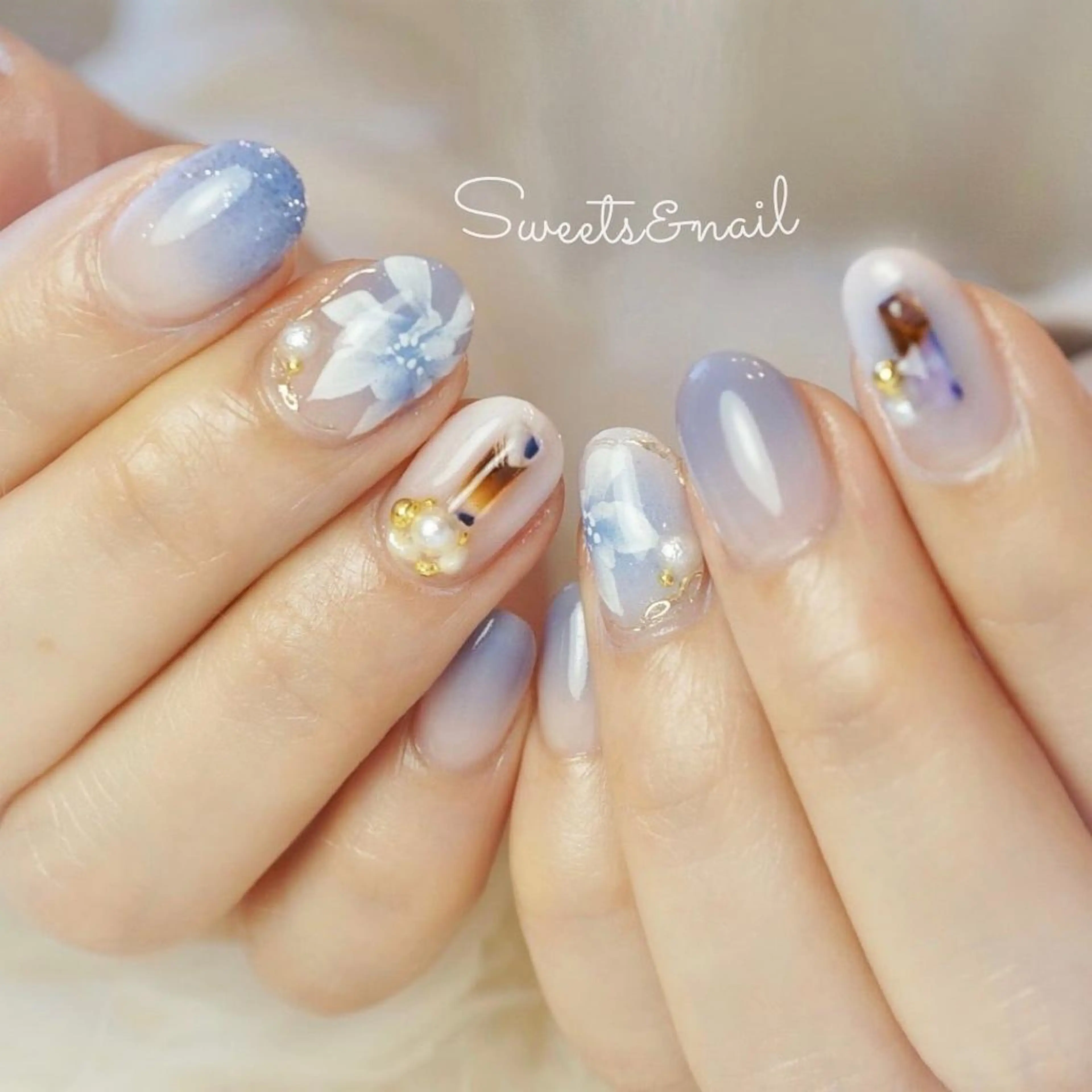 ネイル ブルー カジュアル フラワーネイル ジェルネイル グラデーション Sweets＆ nail みなこのネイルデザイン