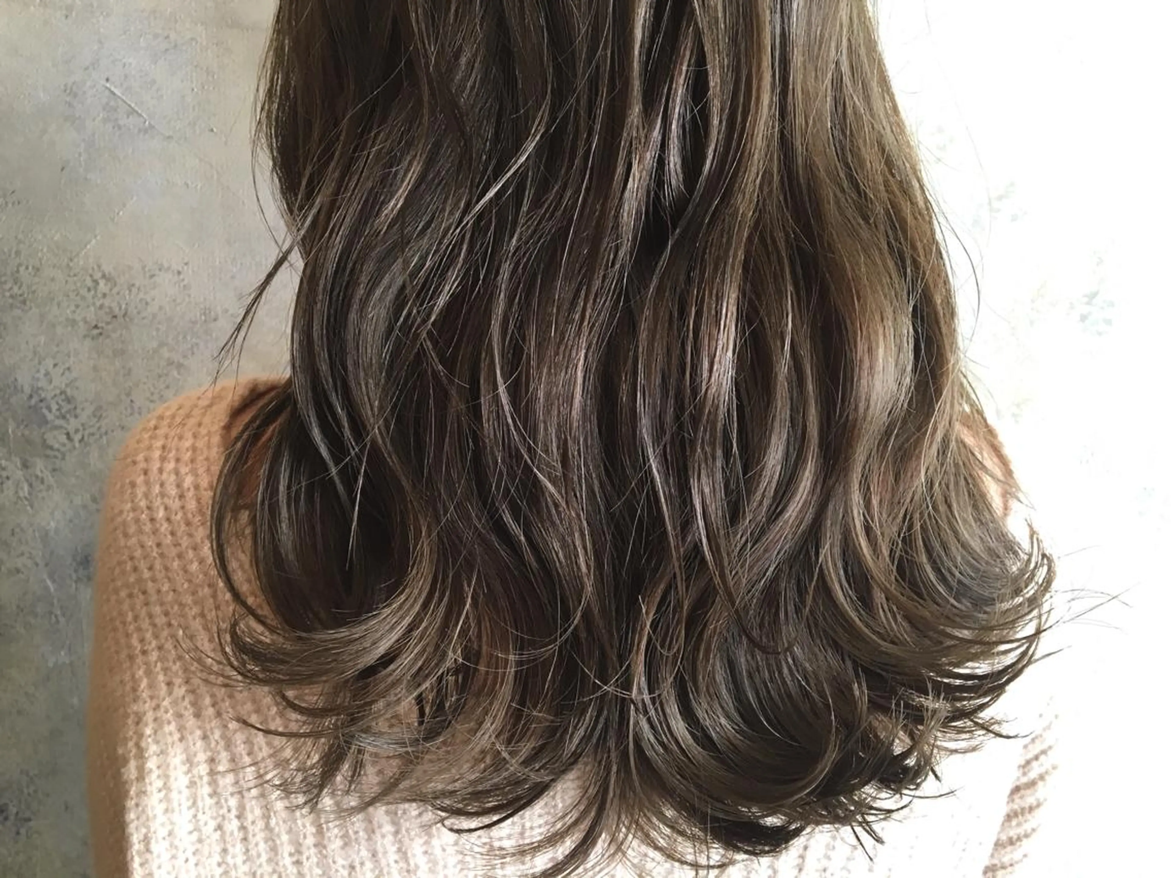 ミディアム カラー ベージュカラー フォギーベージュ 半個室女性salon 🩰Natsumiのヘアスタイル