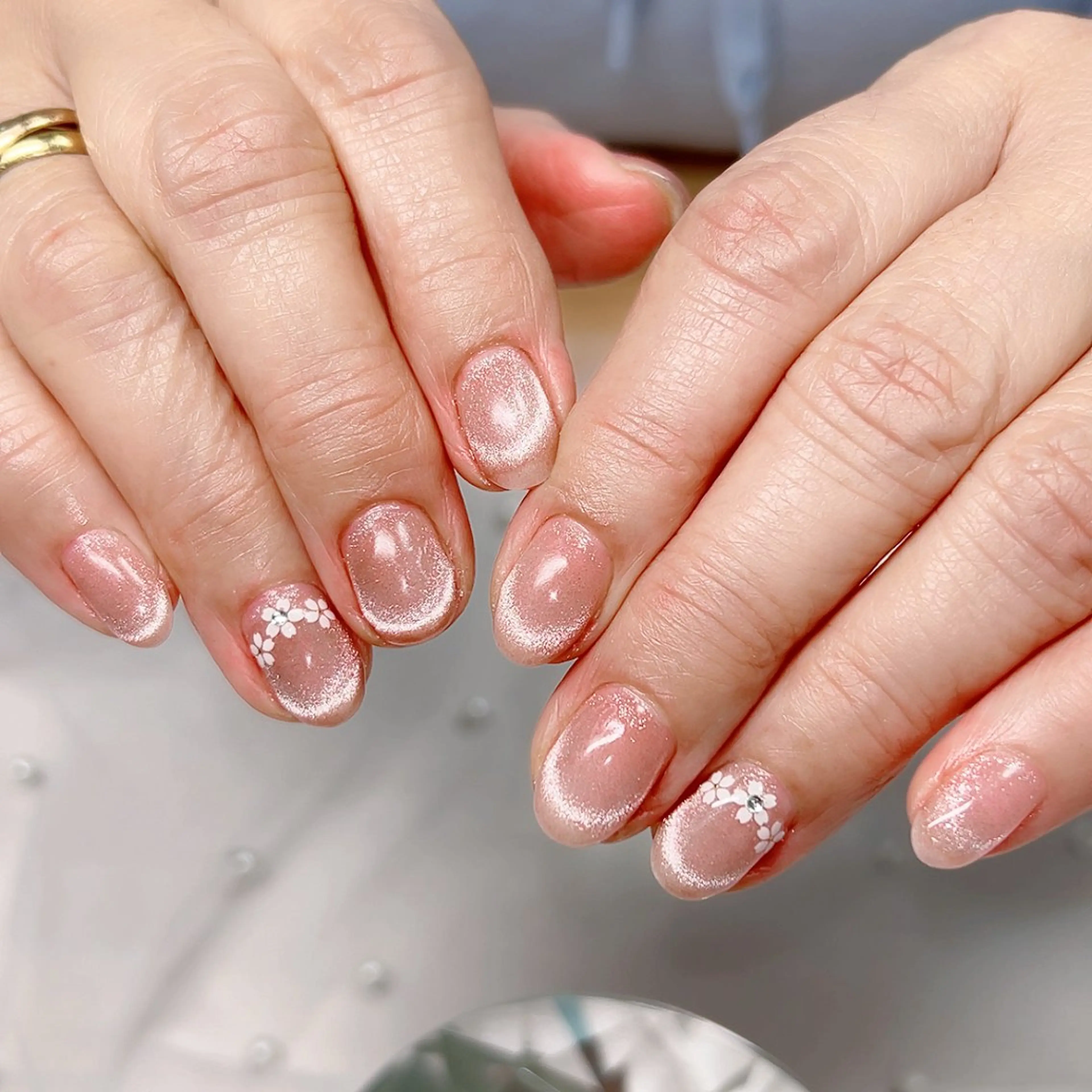 ネイル チークネイル フレンチネイル ラメ(グリッター) ラメグラデーション マグネットネイル ハンドネイル Cute Tips nailのネイルデザイン