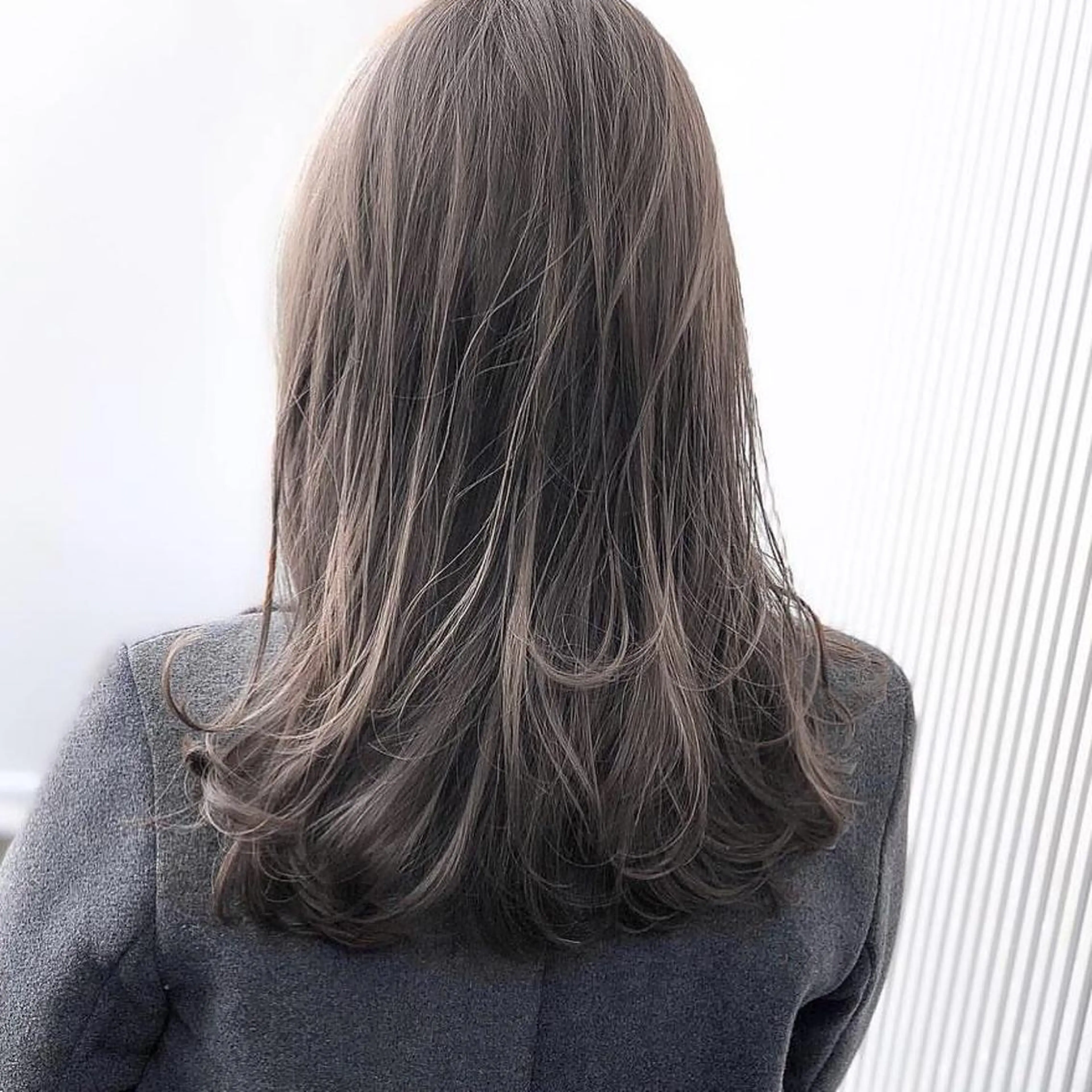 セミロング カラー イルミナカラー カット ヘアカラー トリートメント 中原 梨沙のヘアスタイル